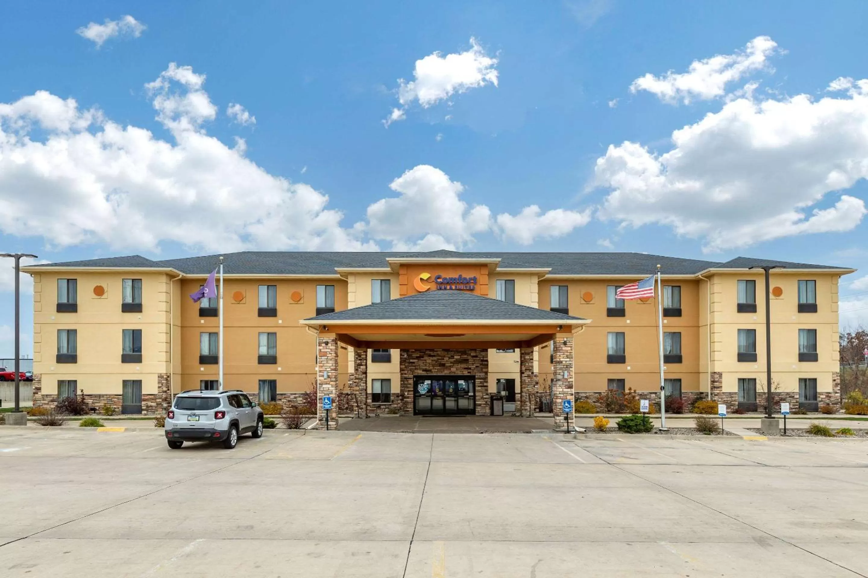 Property building in Comfort Inn & Suites Cedar Rapids North - Collins Road