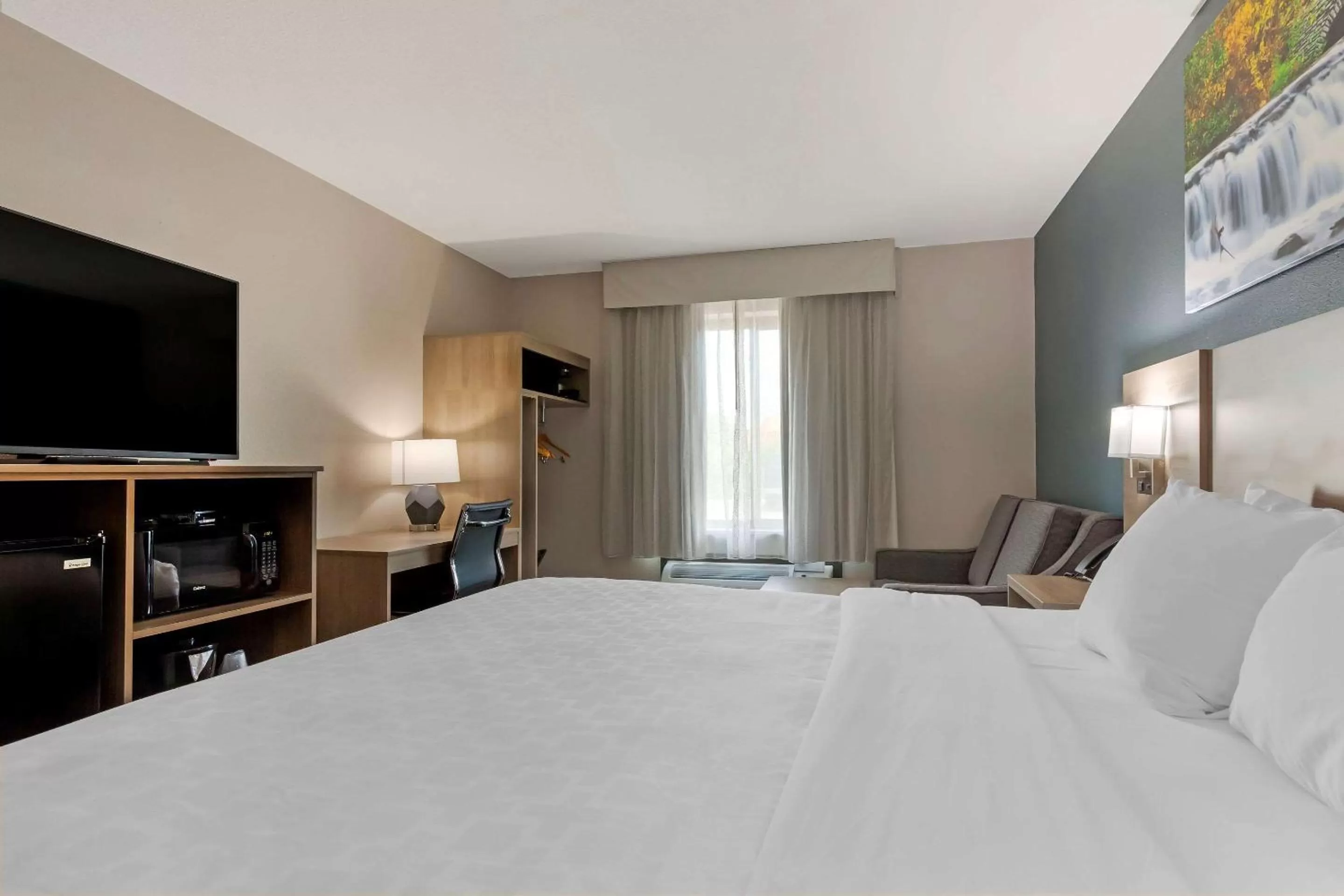 Bedroom in Clarion Pointe Tomah