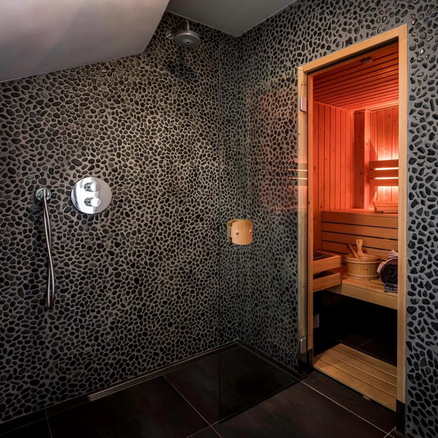 Shower, Spa/Wellness in Romantic Wellness BnB Noordwijk
