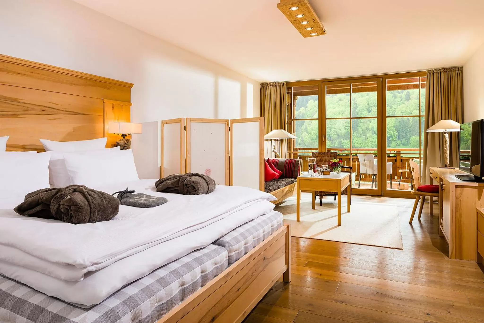 Living room, Bed in Berghotel Rehlegg