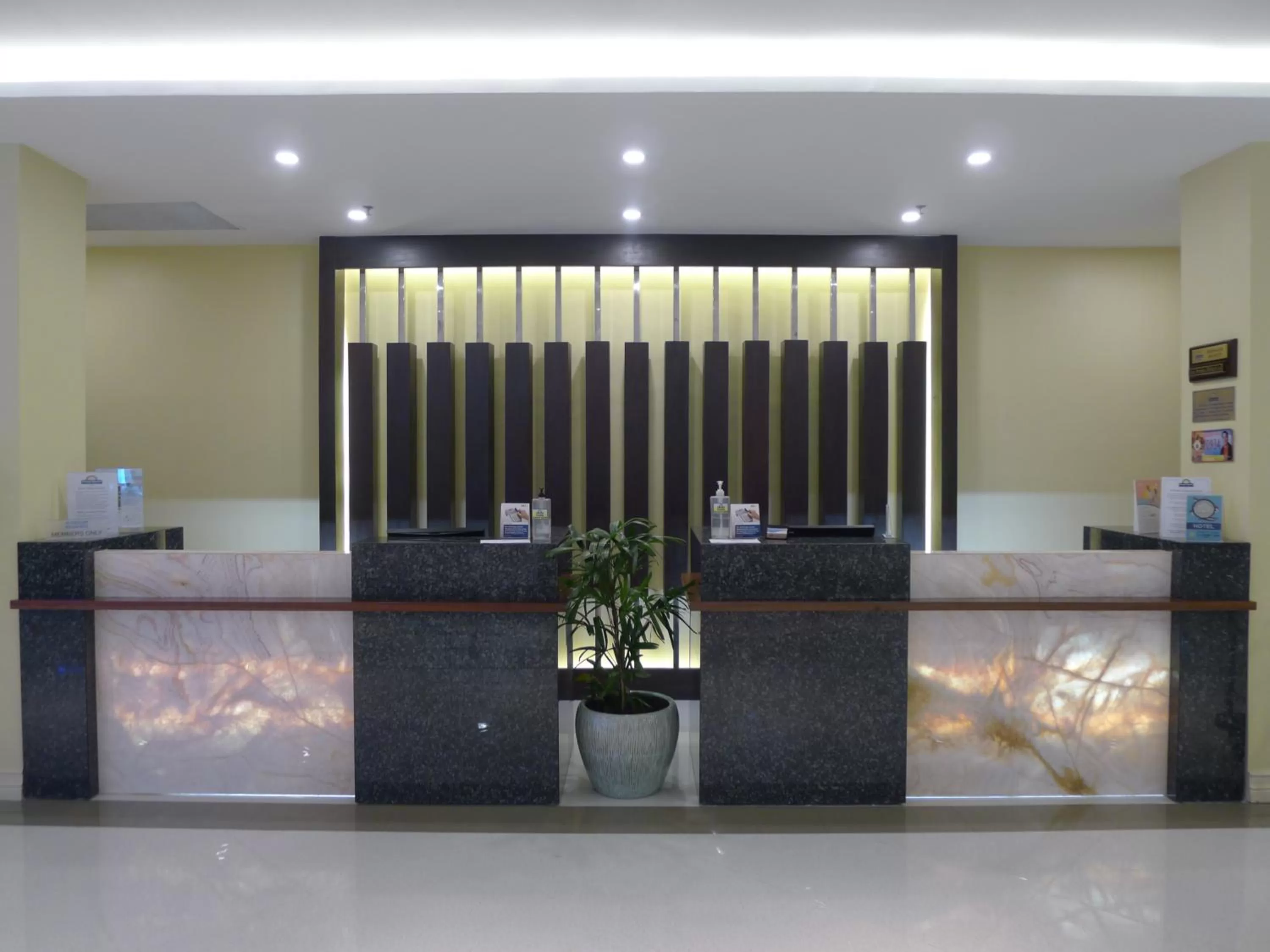 Lobby or reception in Days Hotel by Wyndham Iloilo