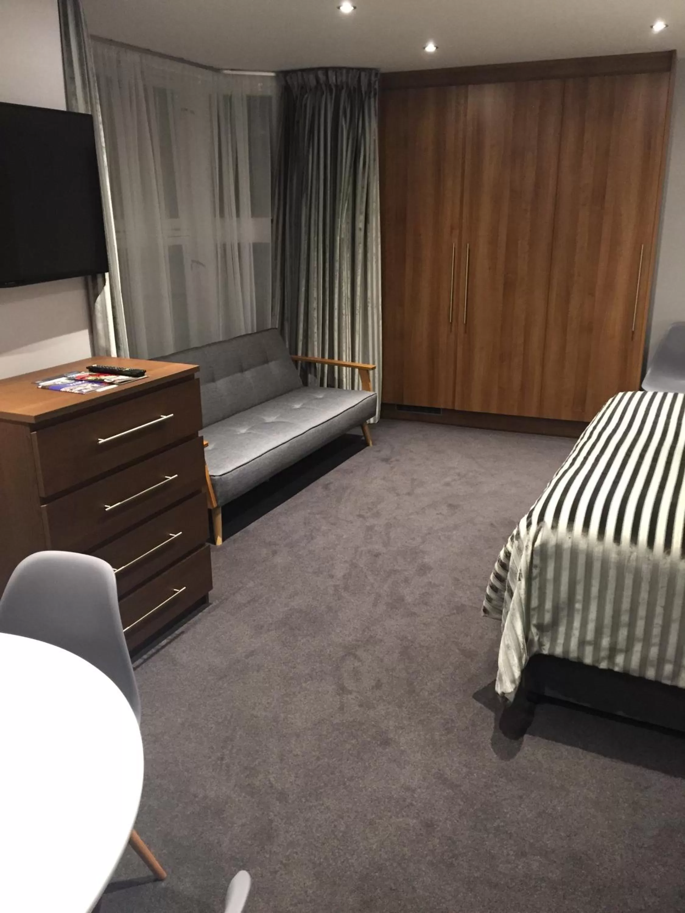 Living room, Bed in Carlton Hotel