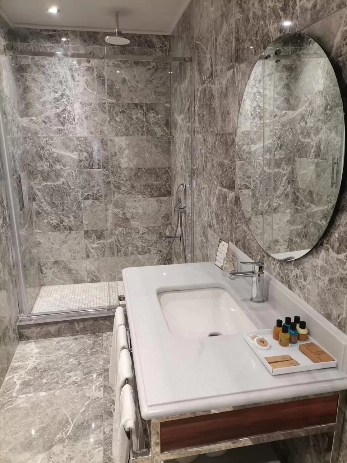 Bathroom in Golden Royal Hotel