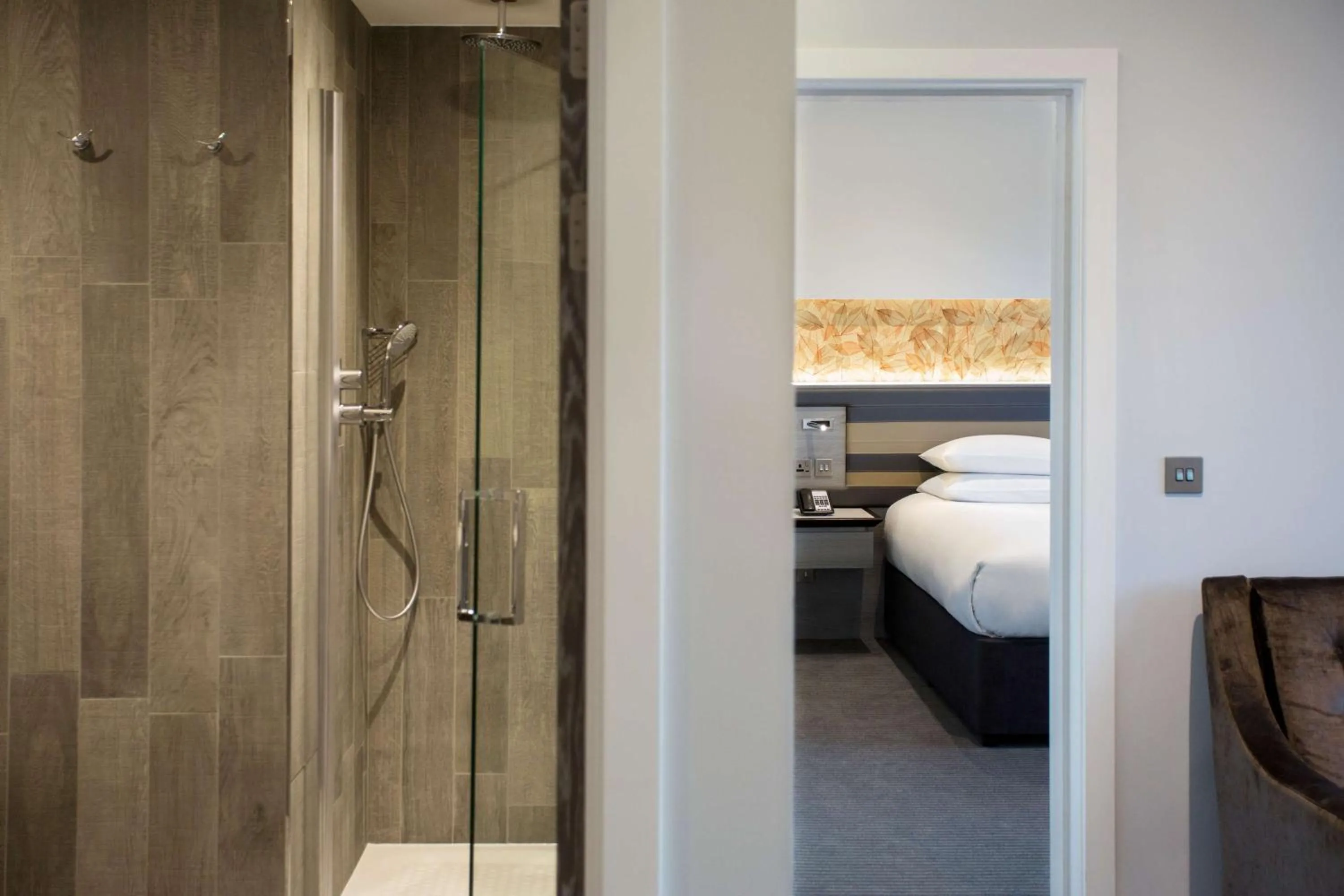 Bathroom, Bed in DoubleTree by Hilton Edinburgh - Queensferry Crossing