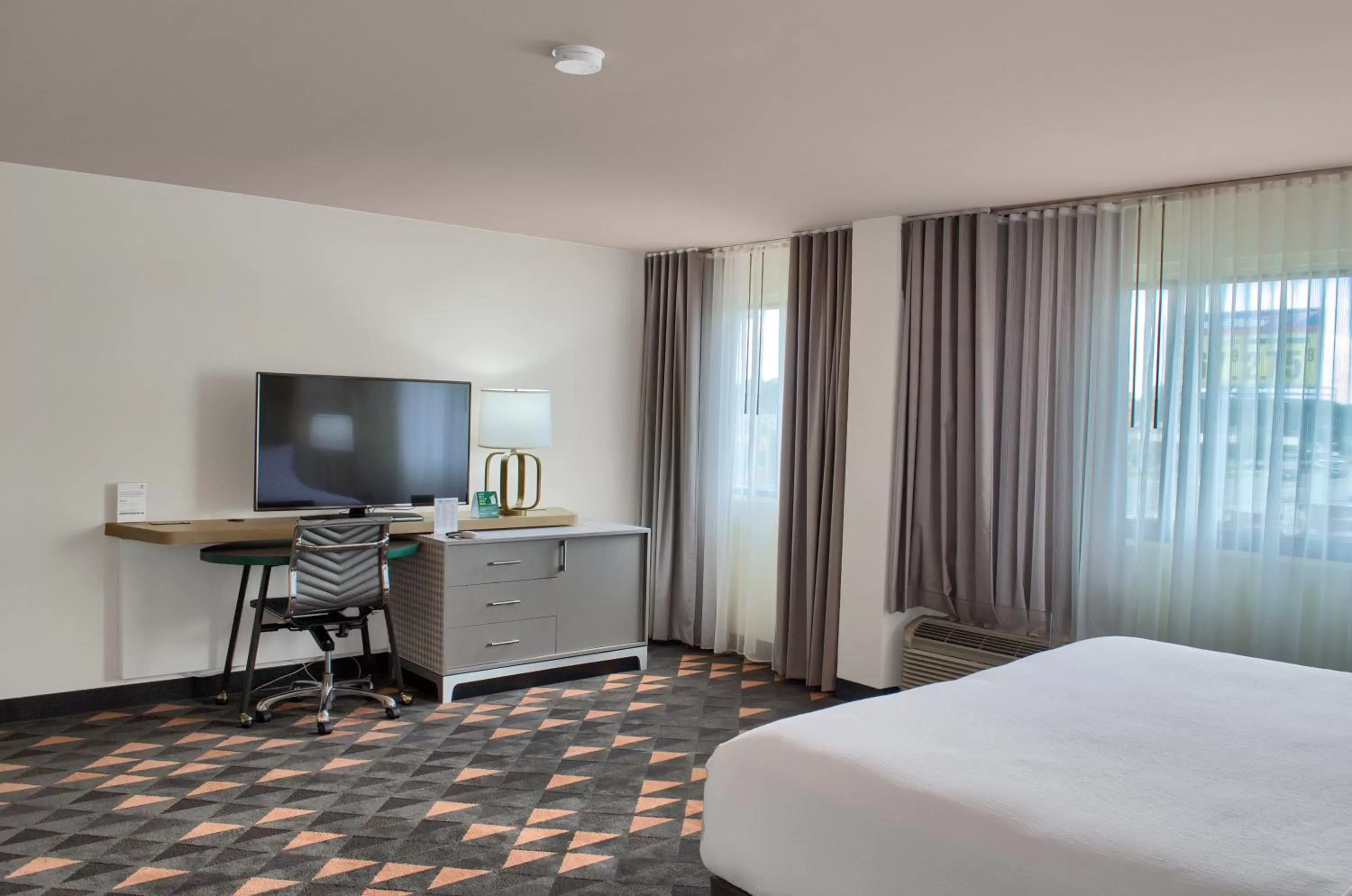 Photo of the whole room, Bed in Holiday Inn Mobile West I-10 by IHG