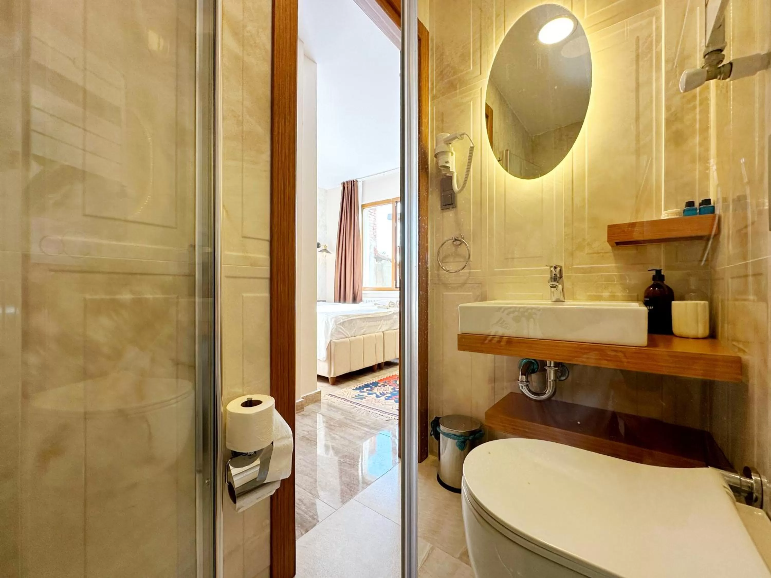 Shower in Sultan Pier Hotel