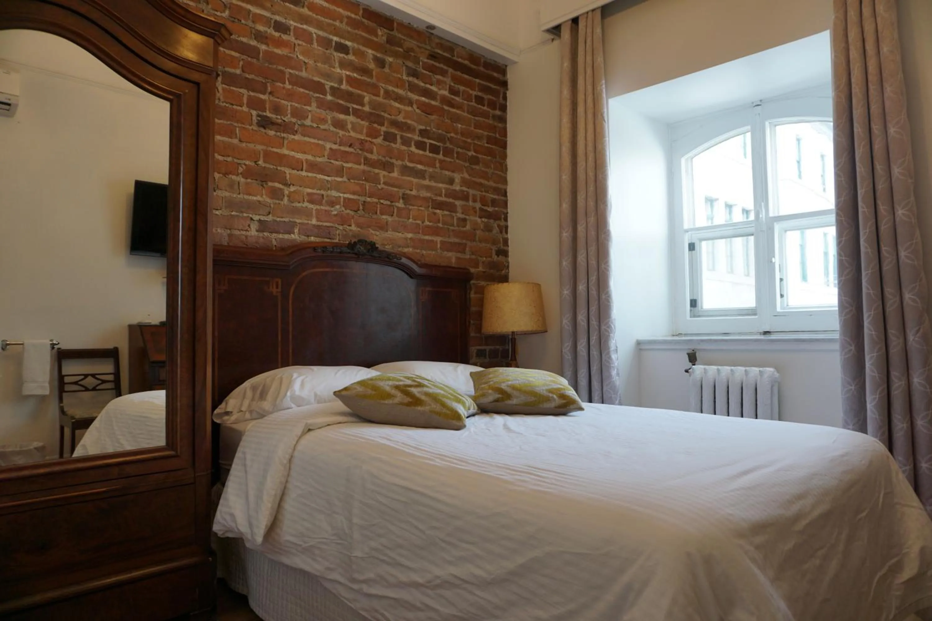 Bed in Hôtel Marie-Rollet