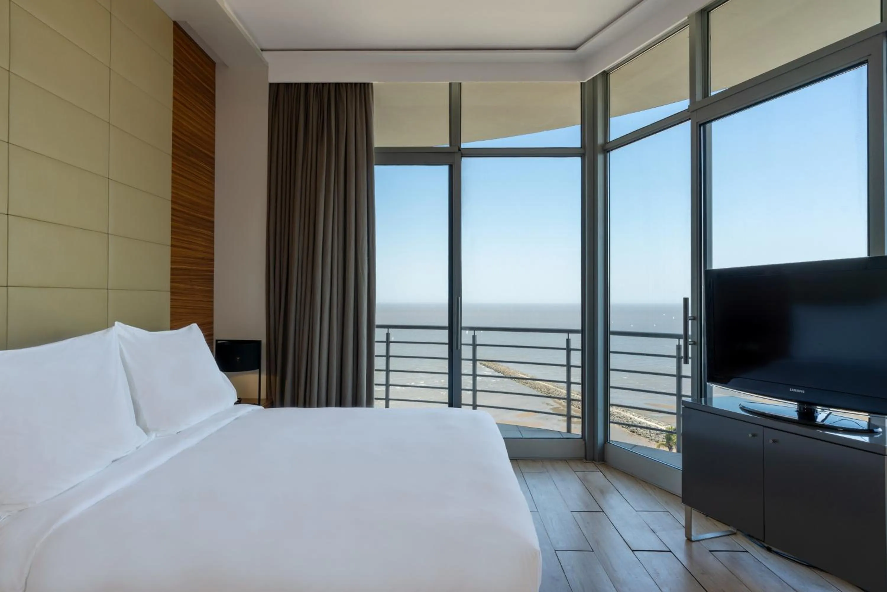 TV and multimedia, Bed in Radisson Blu Hotel & Residence Maputo