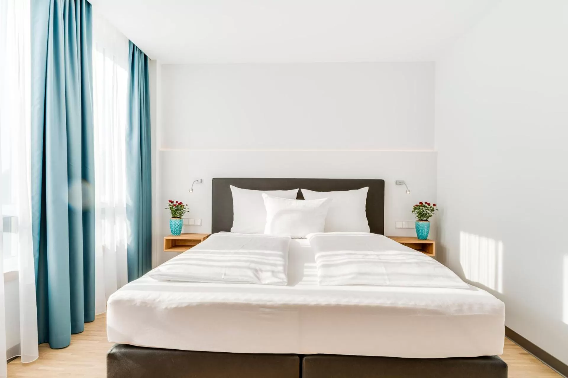 Bed in Hotel-Etage Apfelrot