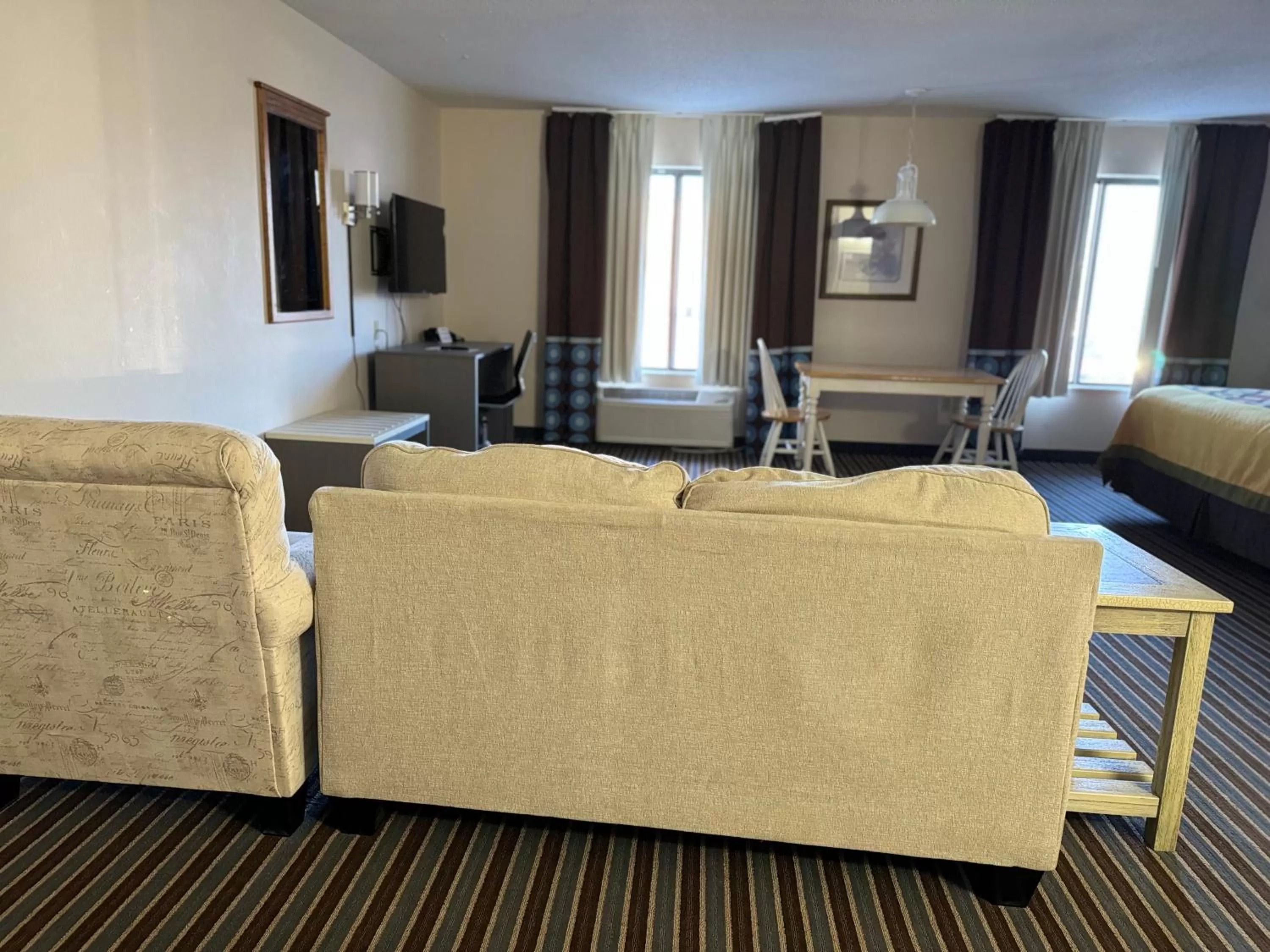 Evening entertainment in Super 8 by Wyndham Columbia Clark Lane