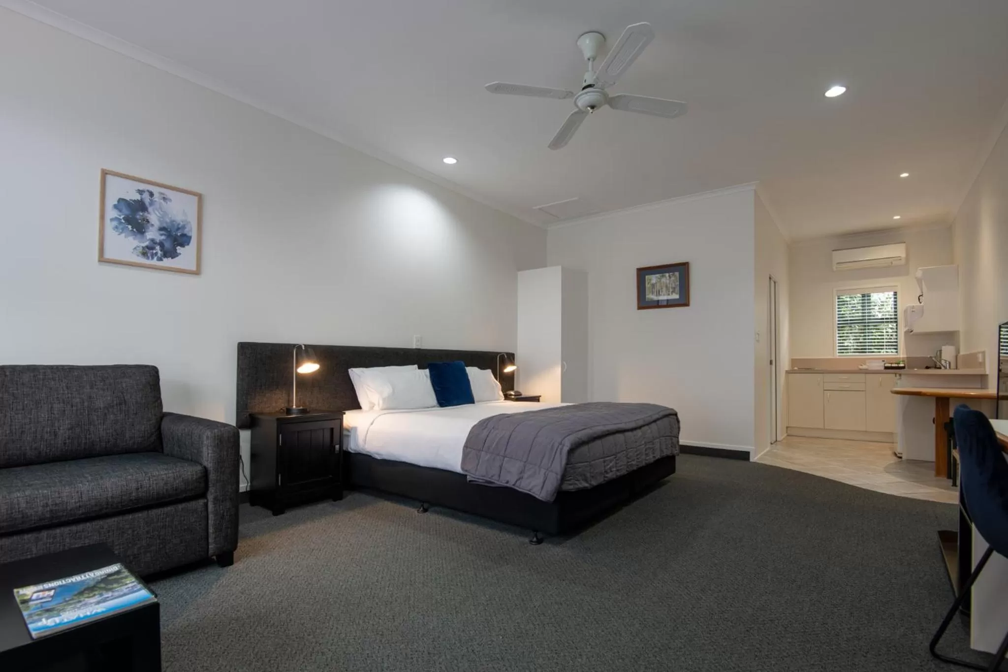 Bed in Cambridge Mews Motel