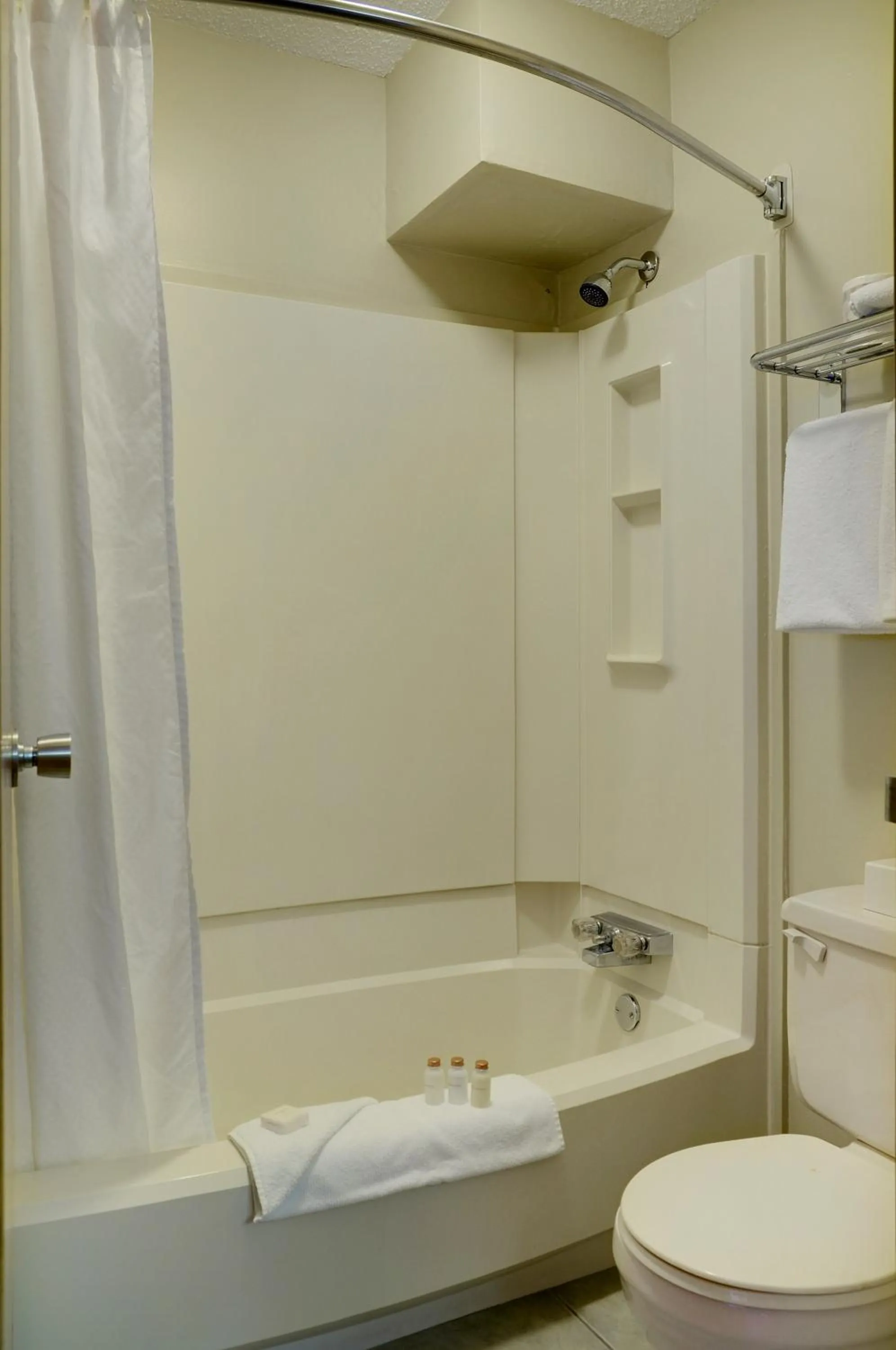 Shower in Nova Inn Kindersley