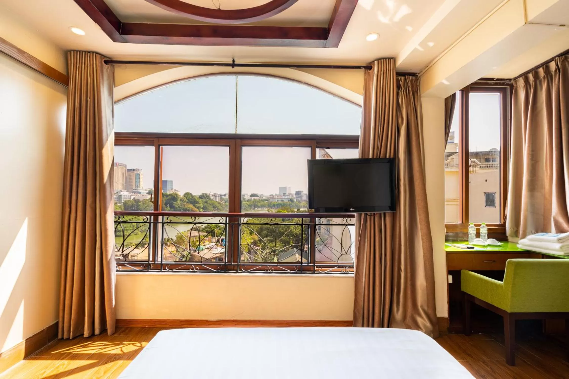 View (from property/room), TV/Entertainment Center in Artisan Lakeview Hotel