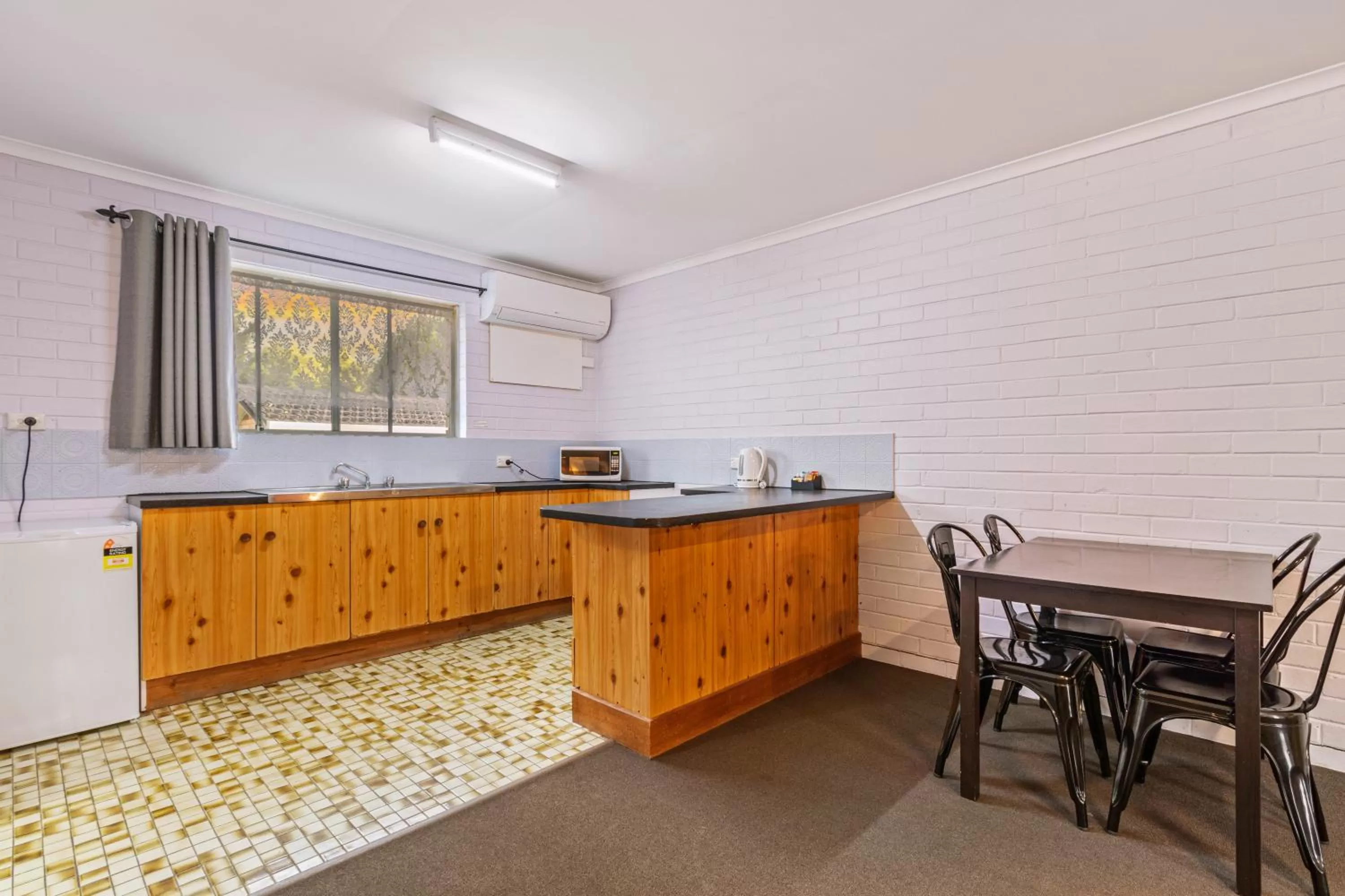 Kitchen or kitchenette in Burringa Garden Motel