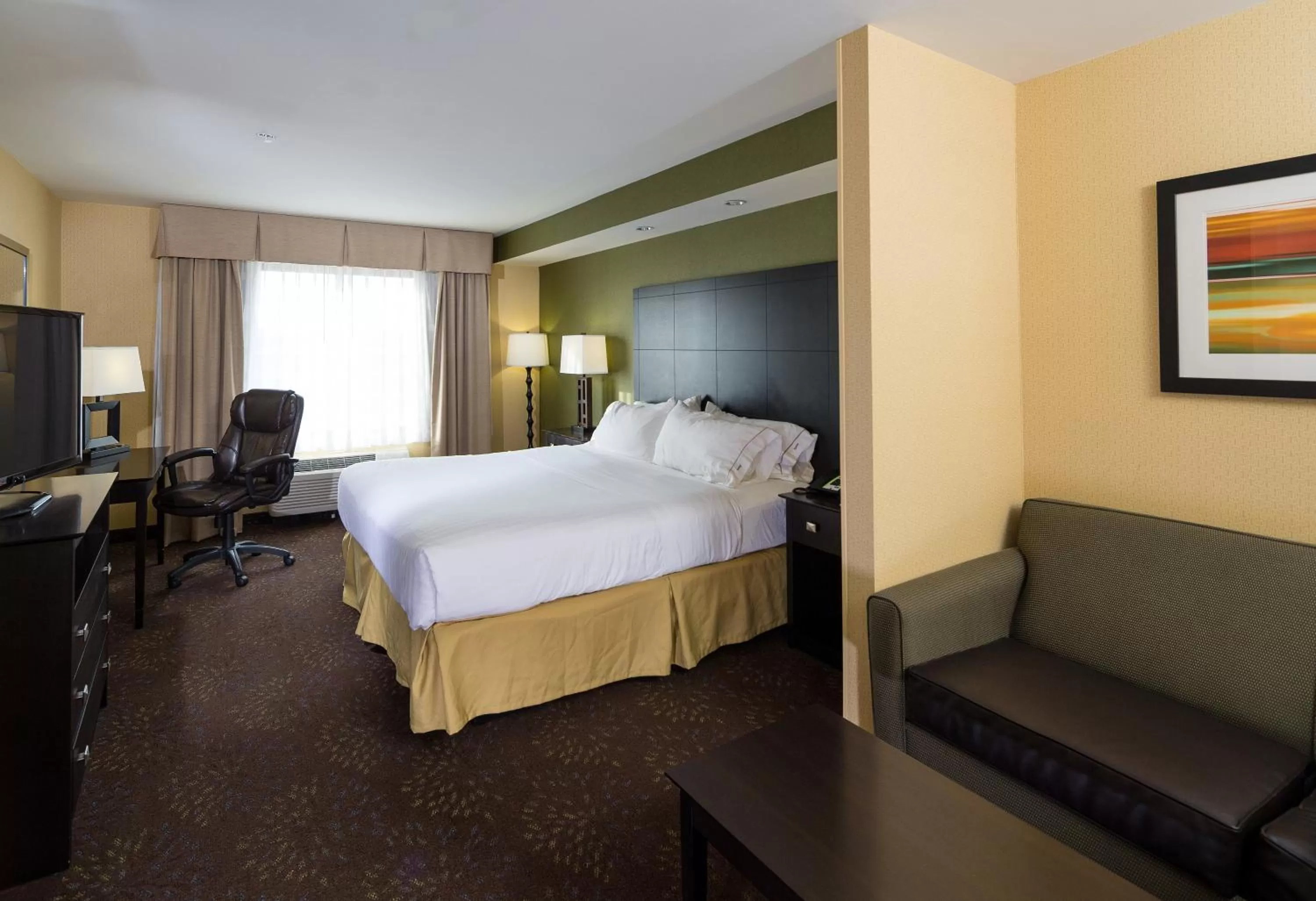 Photo of the whole room, Bed in Holiday Inn Express and Suites Detroit North-Troy by IHG