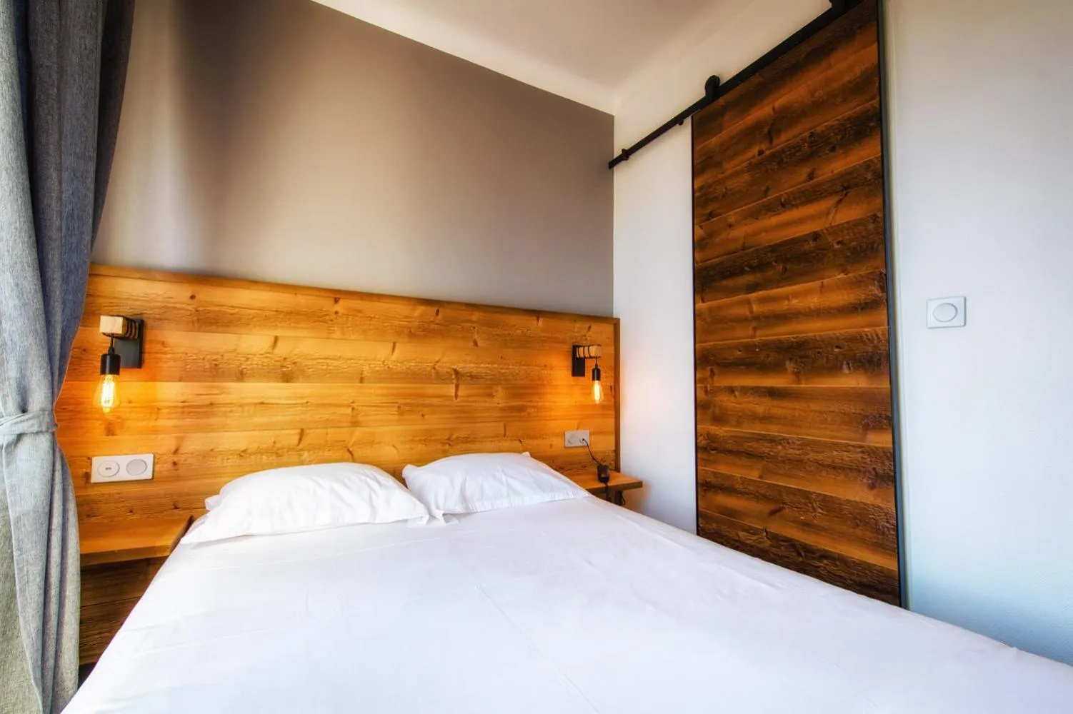 Bed in Hôtel Victor Hugo Lorient