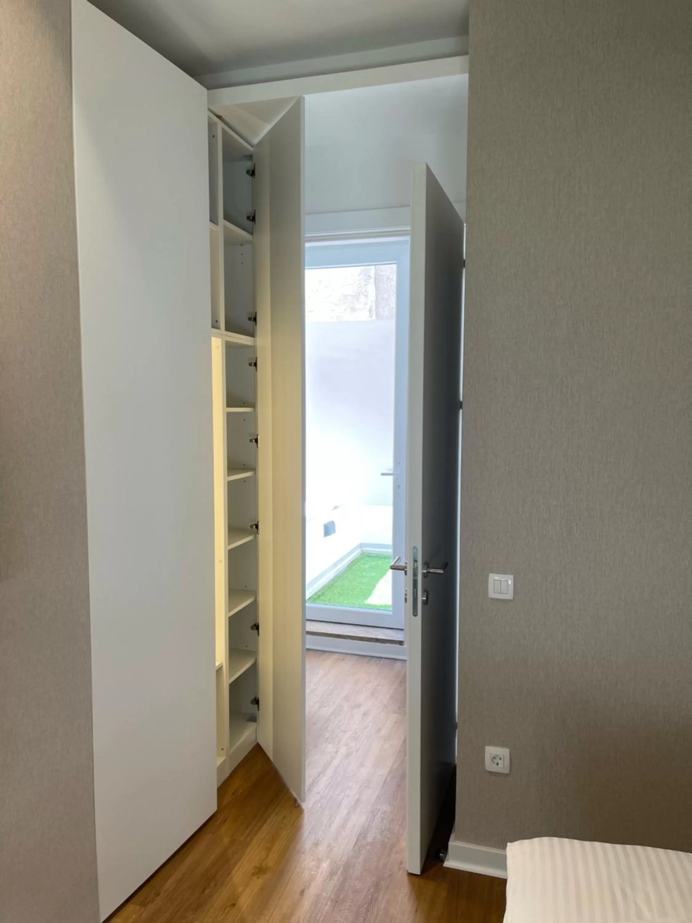 Balcony/Terrace, Bed in Belgrade Inn Garni Hotel