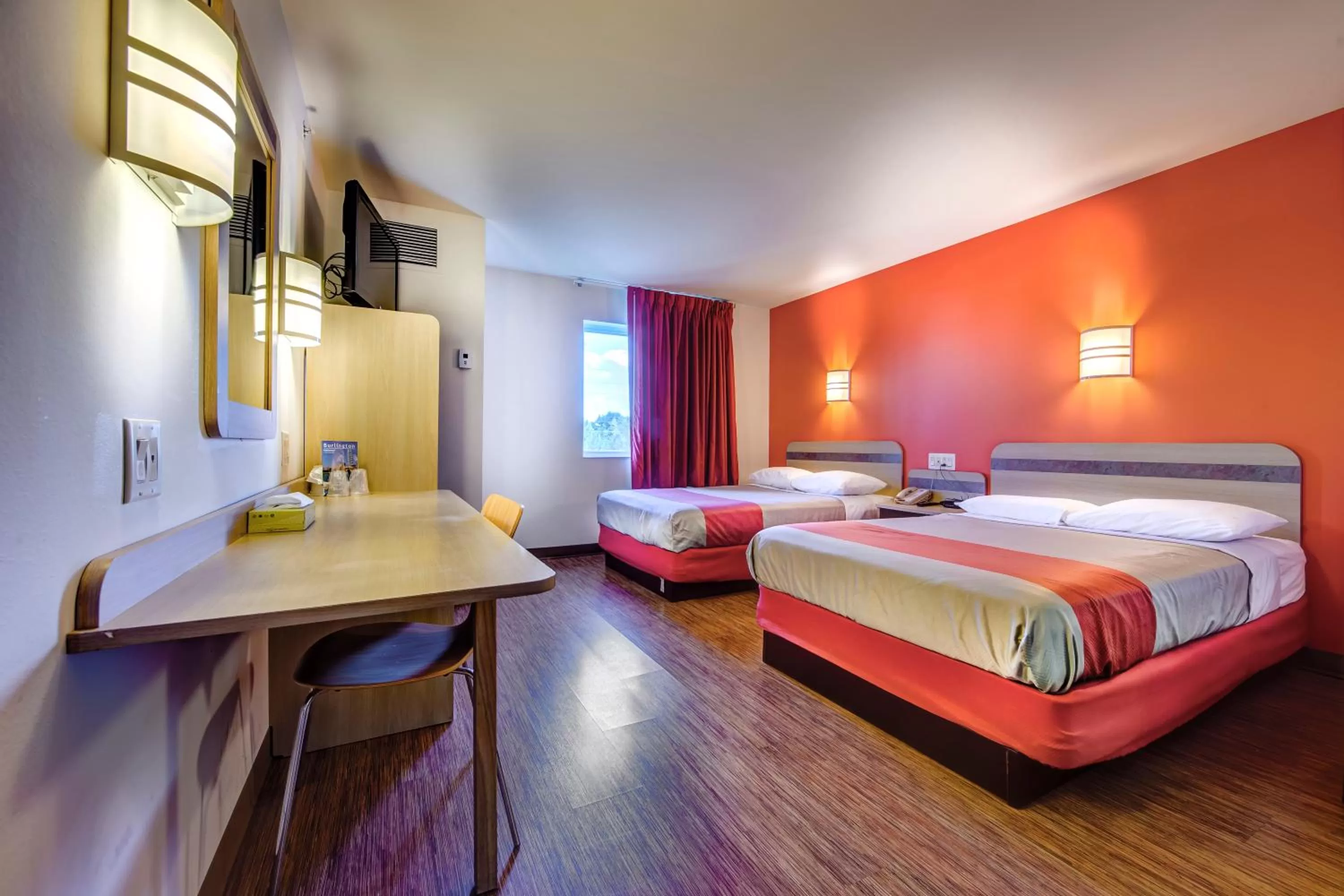 Photo of the whole room, Bed in Motel 6-Burlington, ON - Toronto West - Oakville