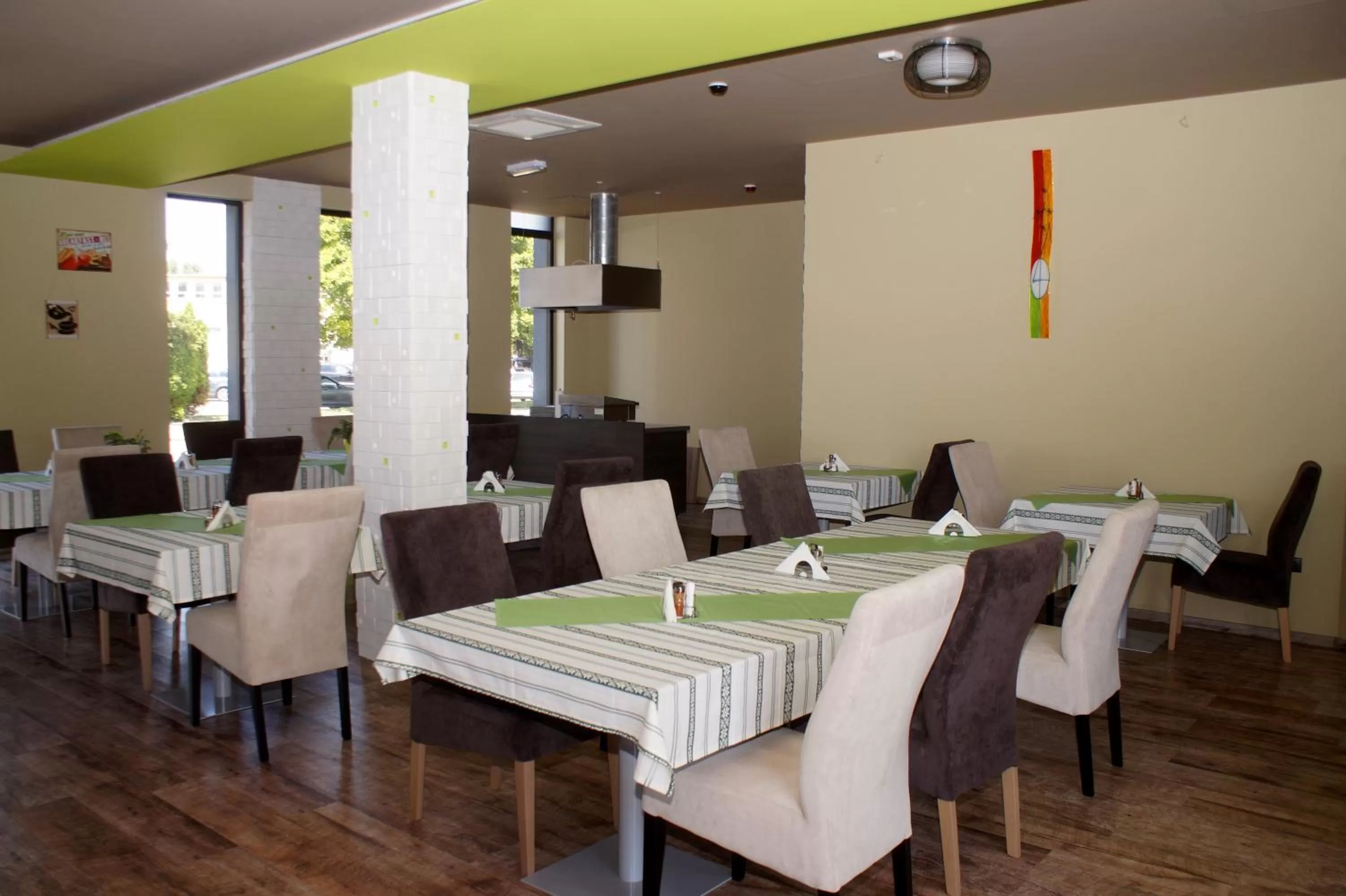 Restaurant/places to eat in Fitromax Sportpanzió Ajka