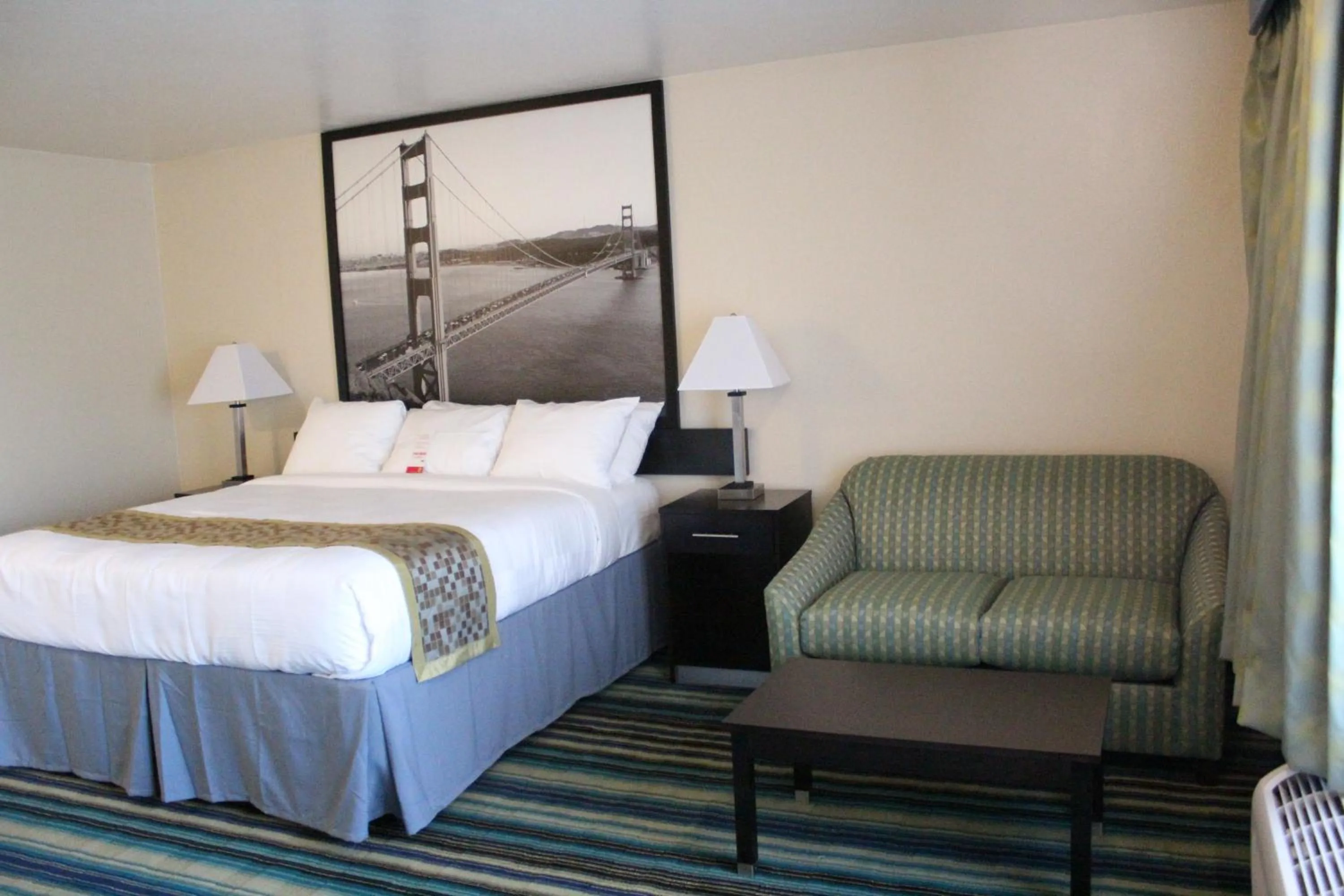 Photo of the whole room in Super 8 by Wyndham Vallejo/Napa Valley