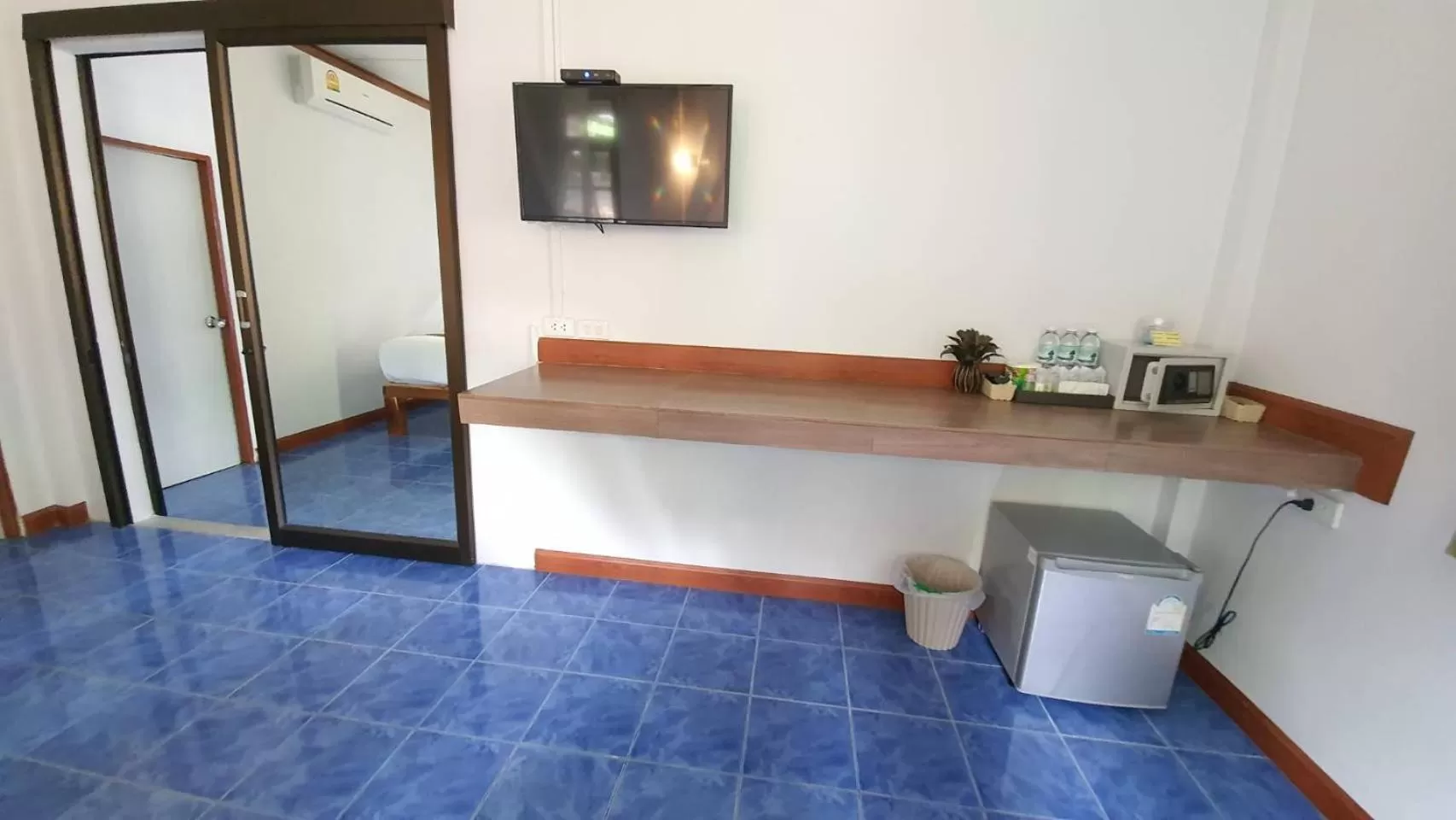 Communal lounge/ TV room in Tree Tops River Huts