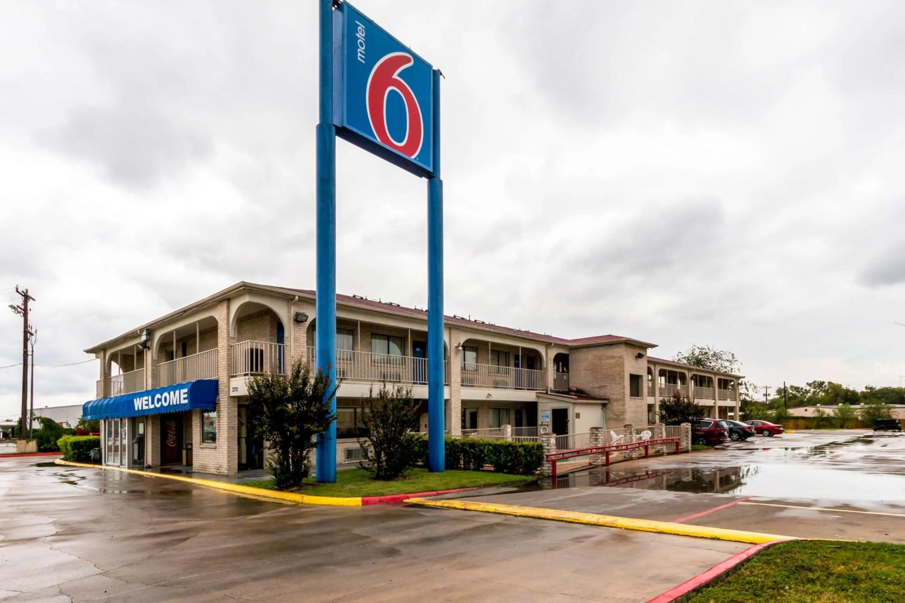 Property building in Motel 6 San Antonio, TX - Frost Bank Center