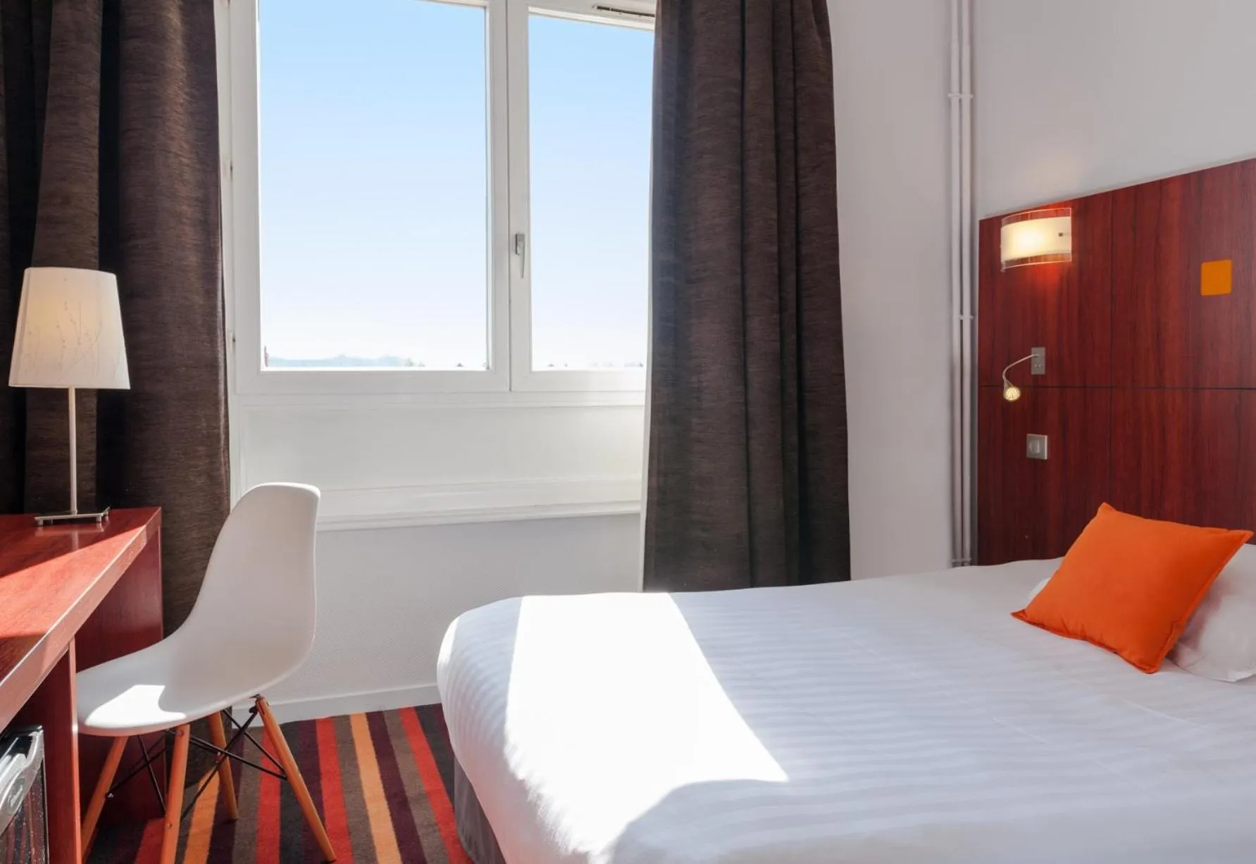 Photo of the whole room, Bed in The Originals Boutique, Hôtel Le Pariou, Issoire