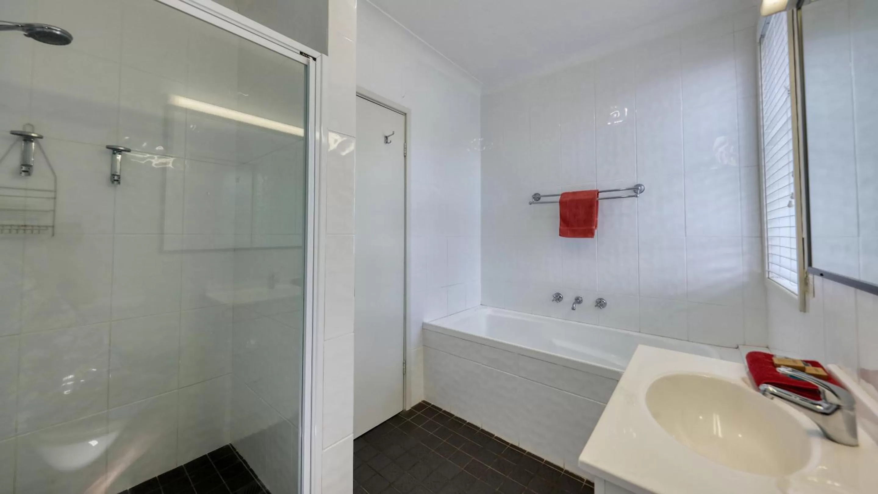 Bathroom in Hamilton Henry Parkes Motor Inn