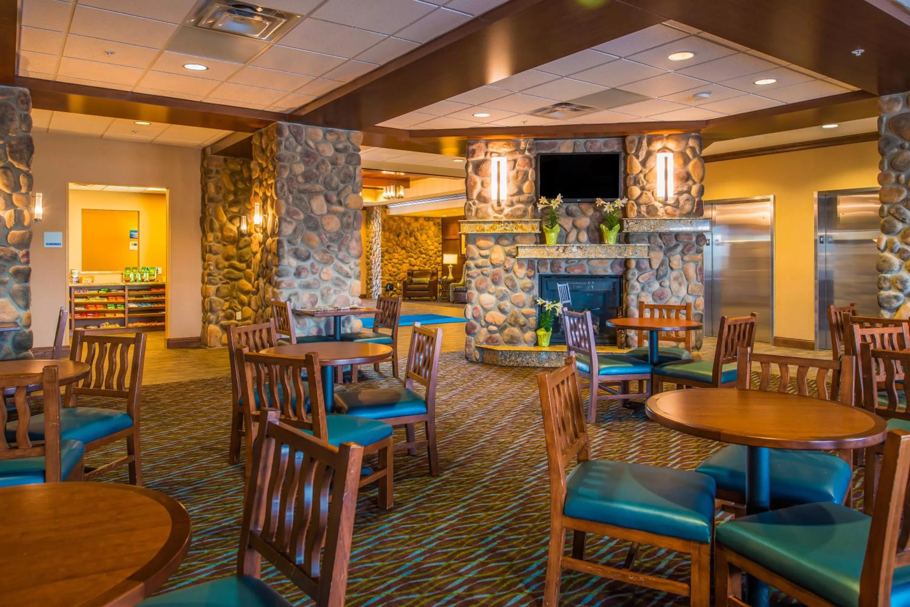 Lounge or bar in Glacier Peaks Hotel