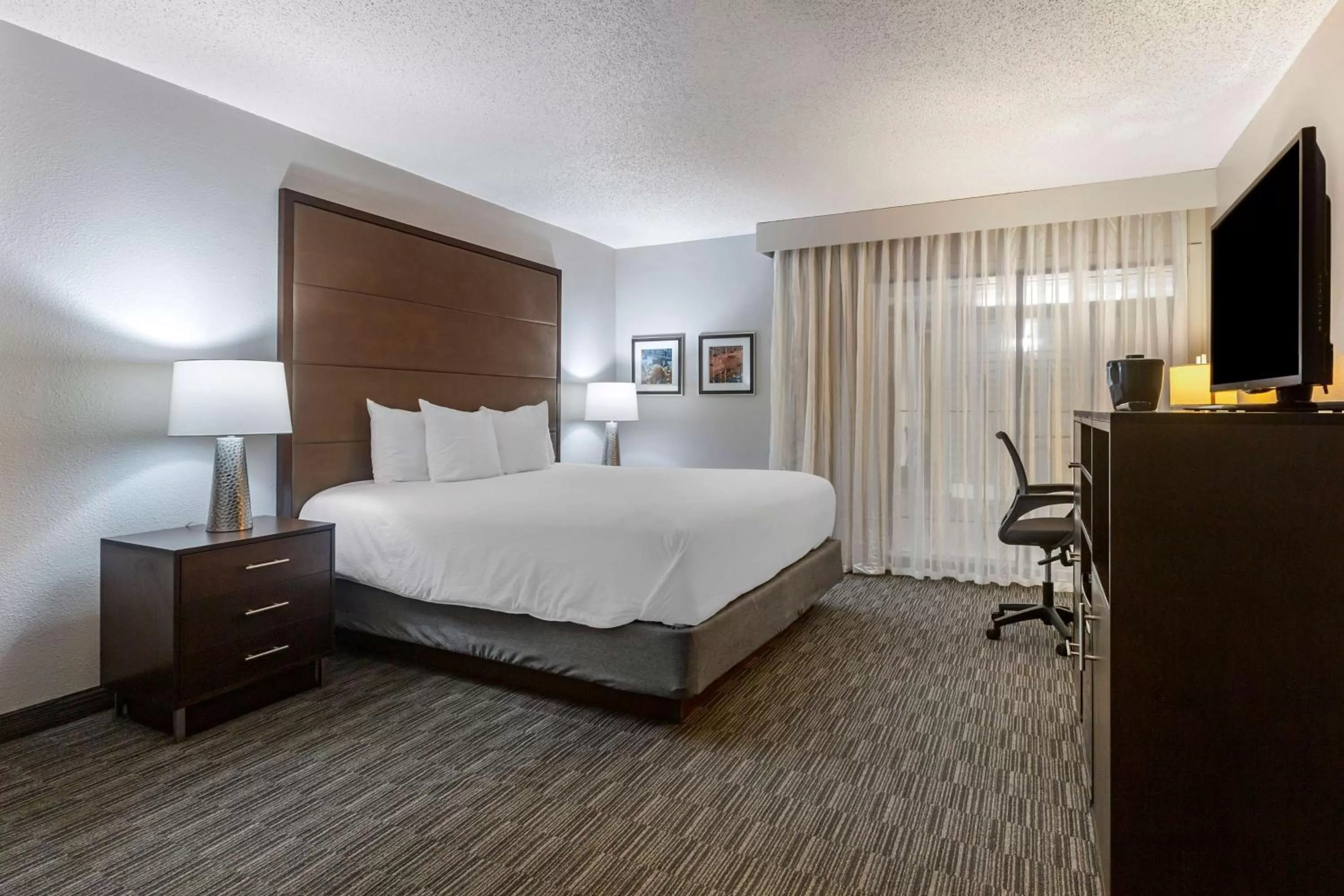 Bedroom in Best Western Plus Como Park Hotel