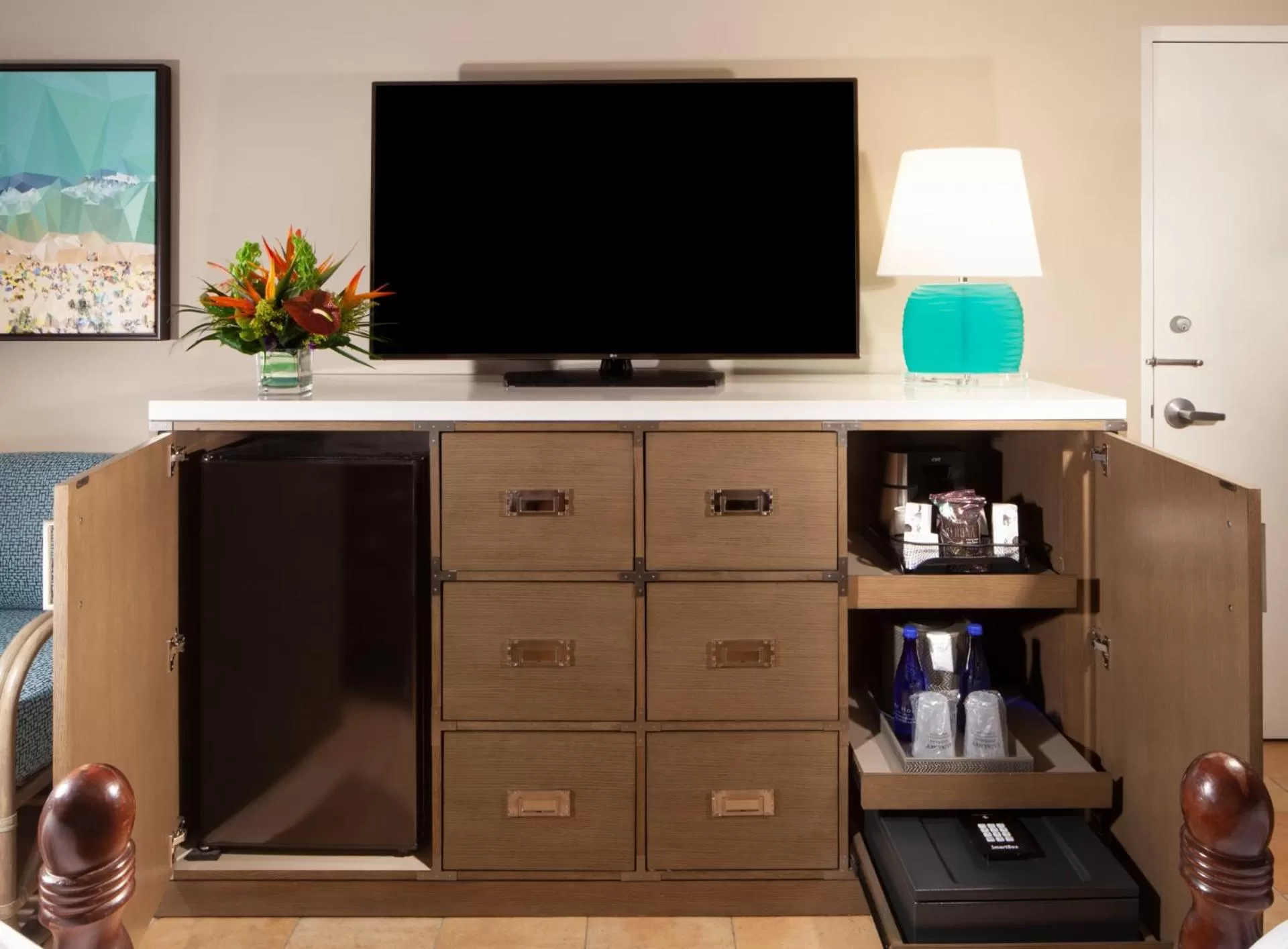 TV and multimedia in Pier House Resort & Spa