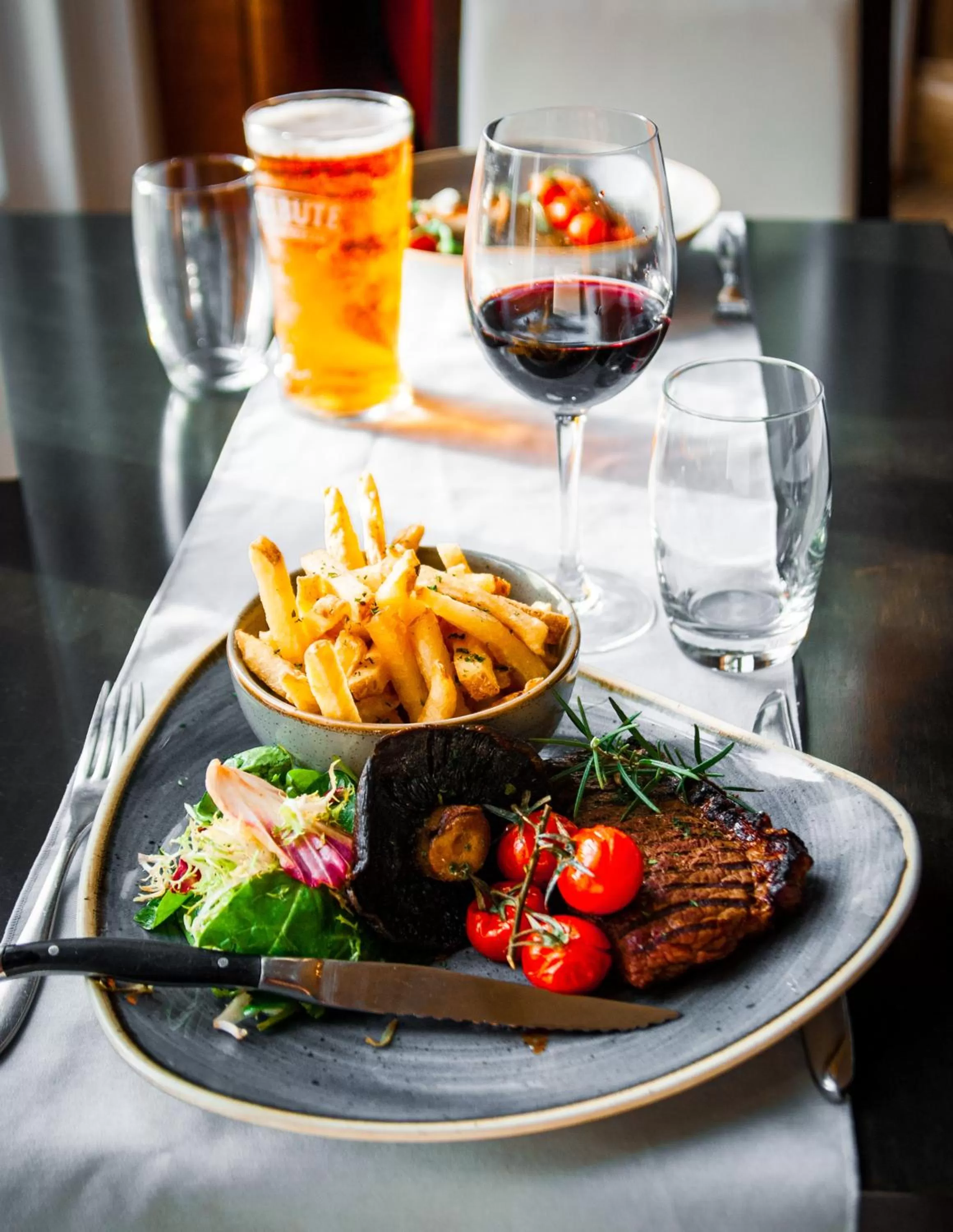 Restaurant/places to eat in Trenython Manor Resort