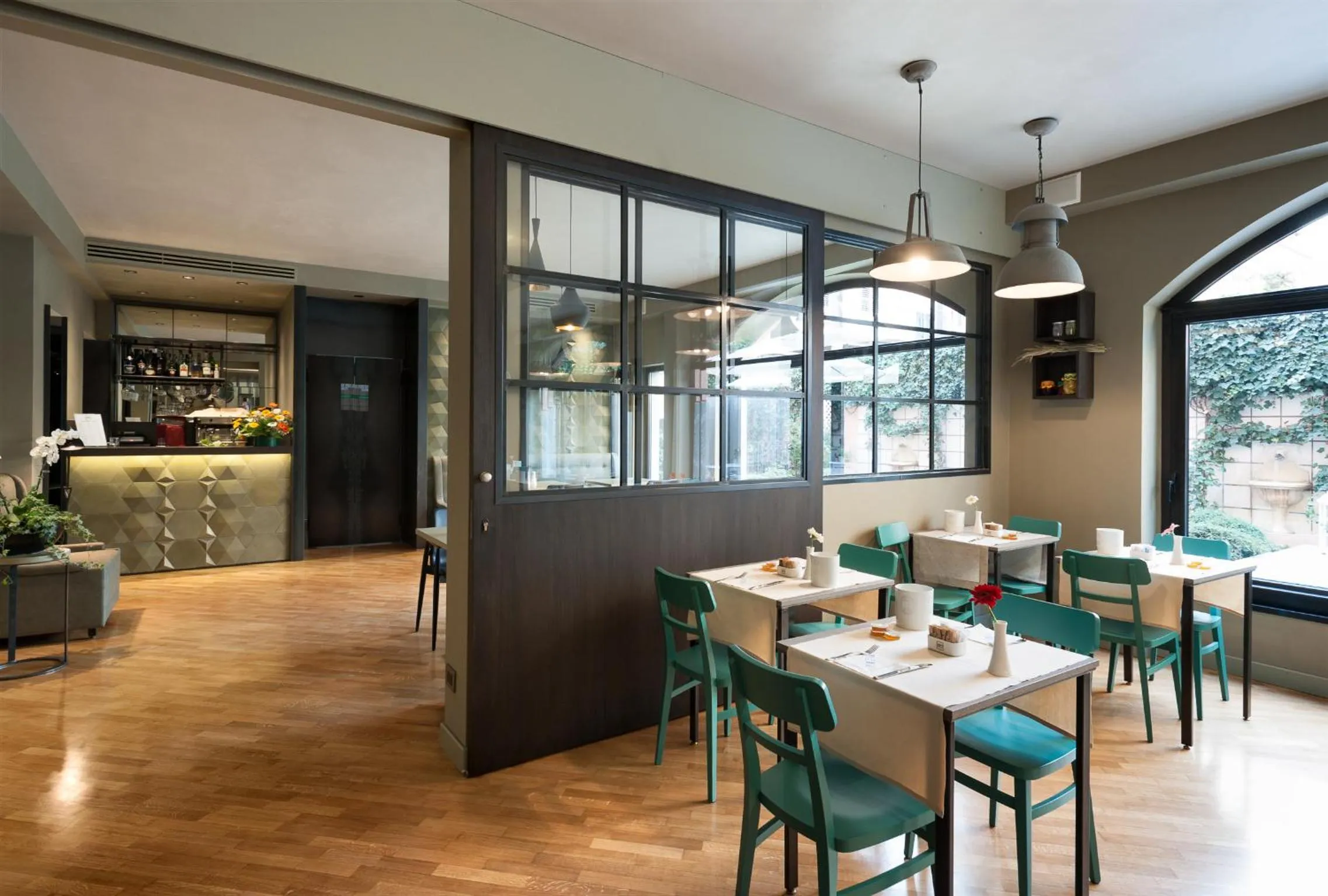 Restaurant/places to eat in Hotel Lombardia