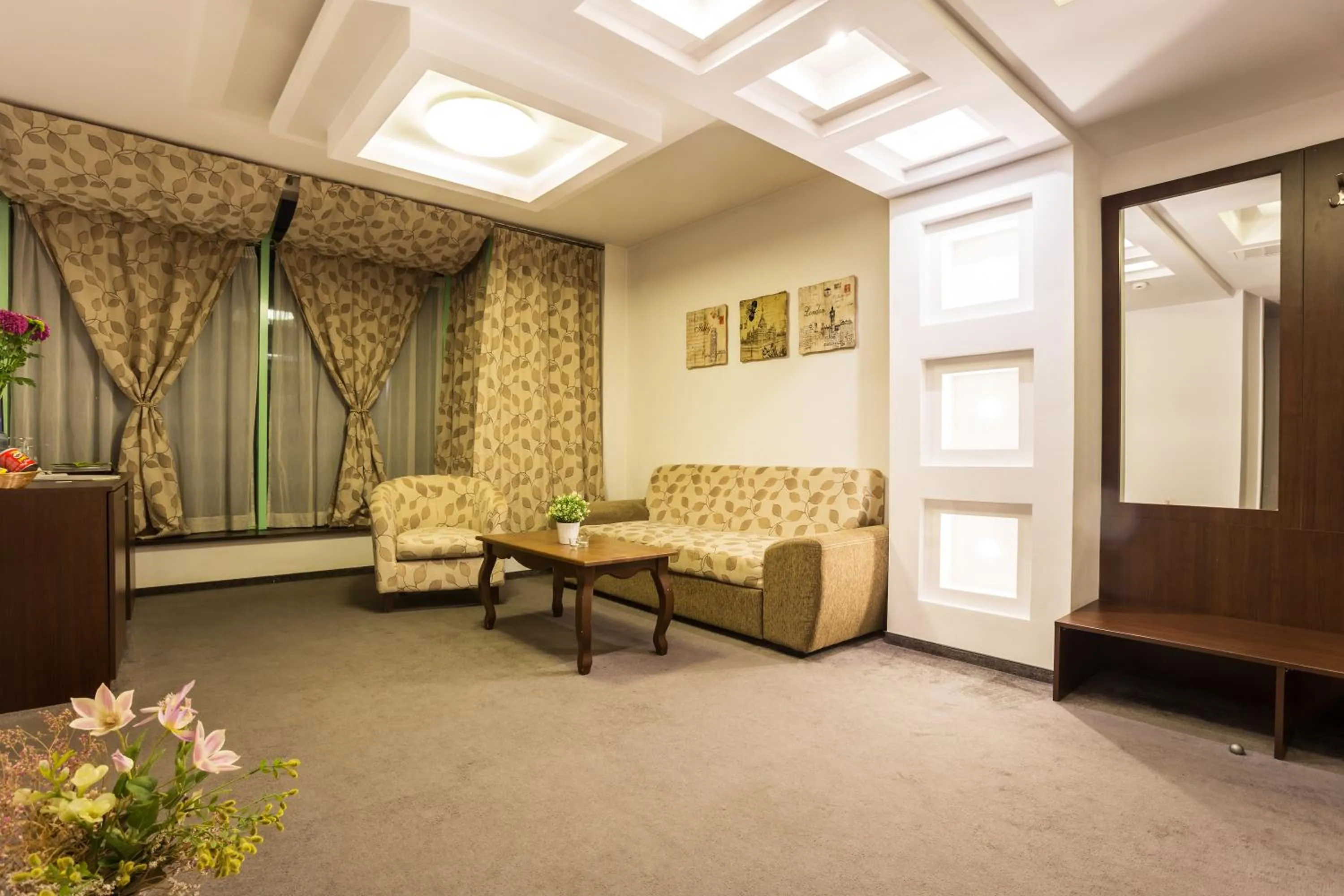 Living room in Earth & People Hotel & SPA - Free Parking & Swimming Pool