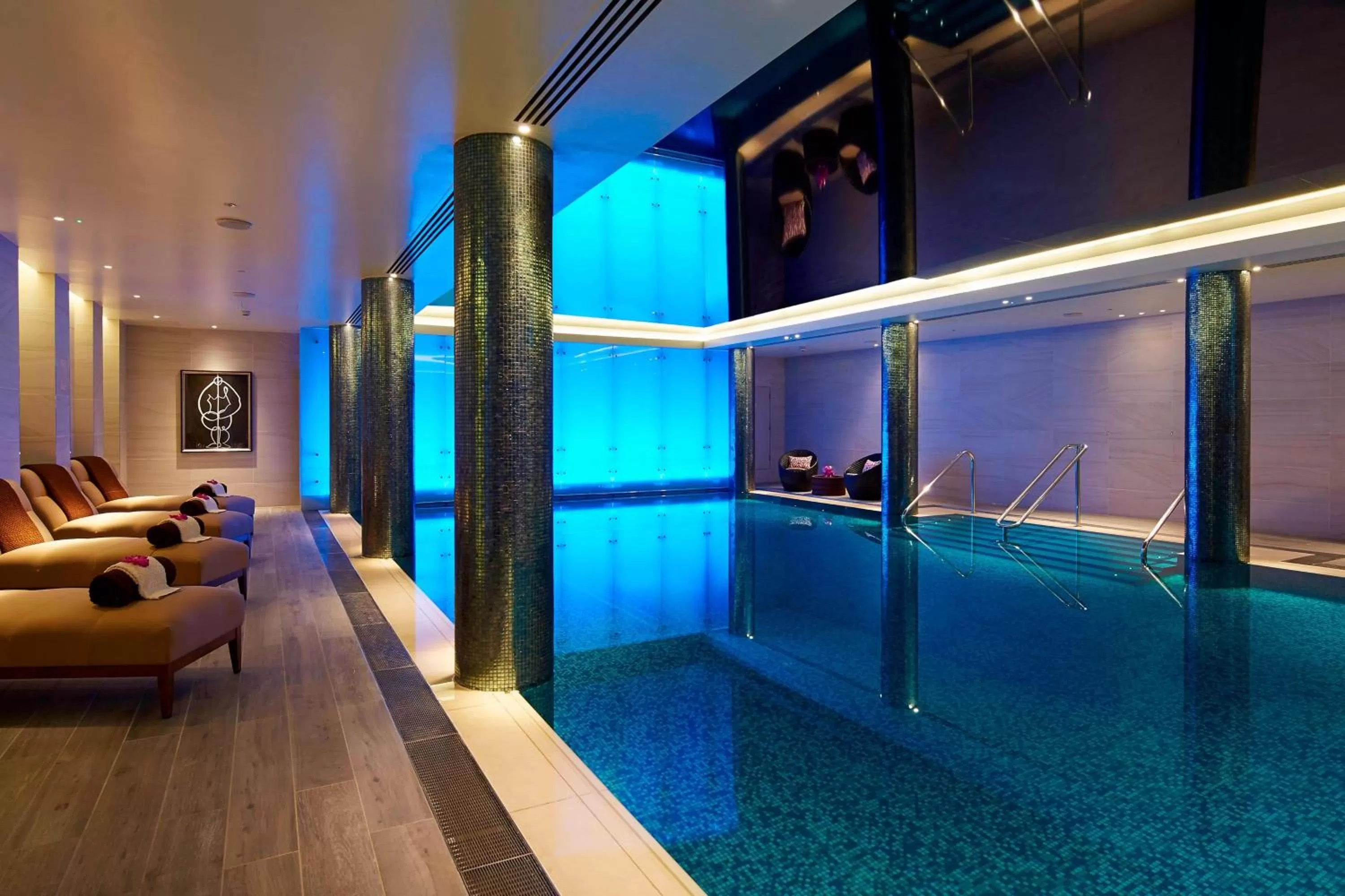 Swimming pool in London Marriott Hotel Park Lane