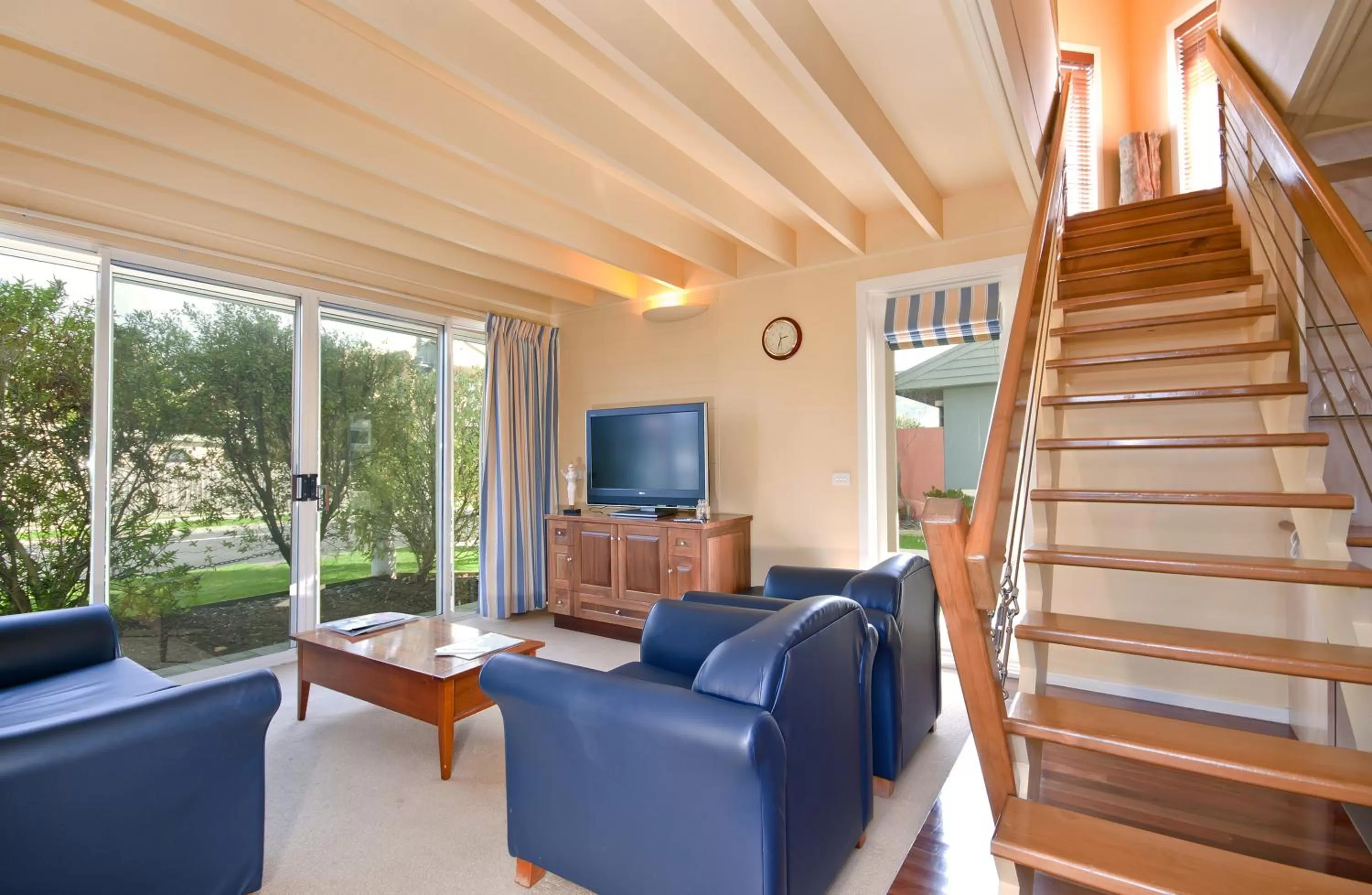 Seating area in Captain's at the Bay