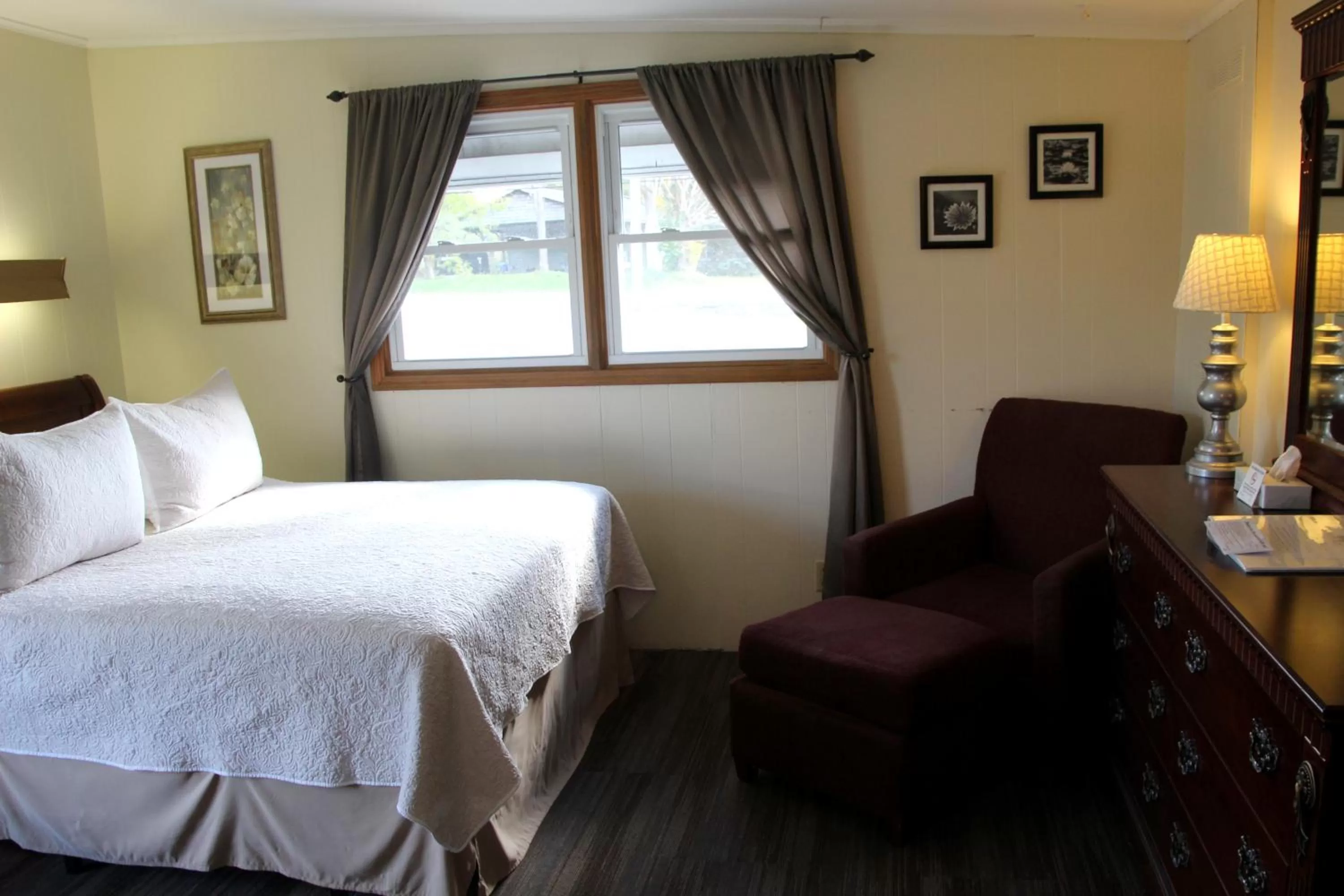 Bedroom, Bed in All Seasons Inn