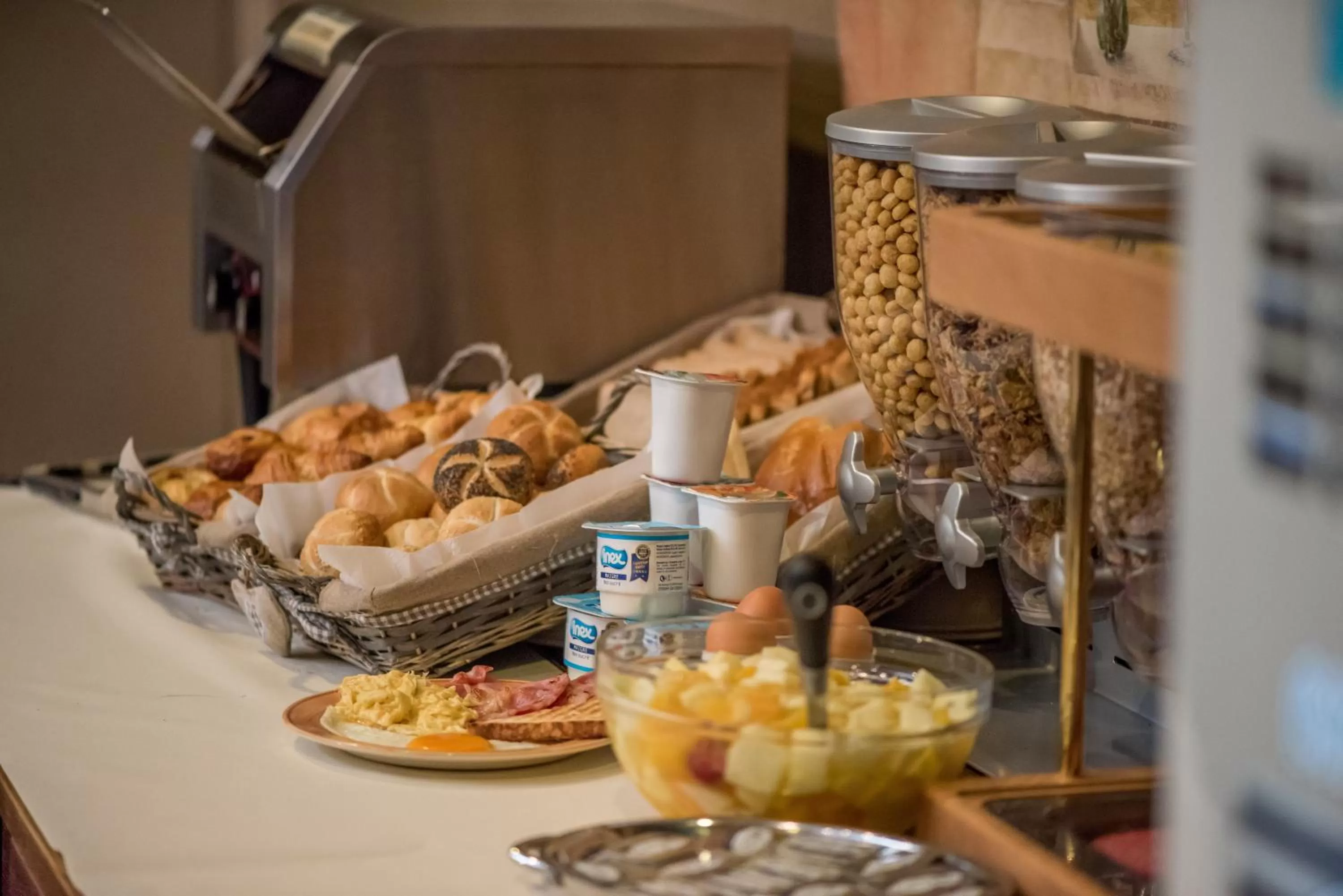 Buffet breakfast in Arass Hôtel & Business Flats