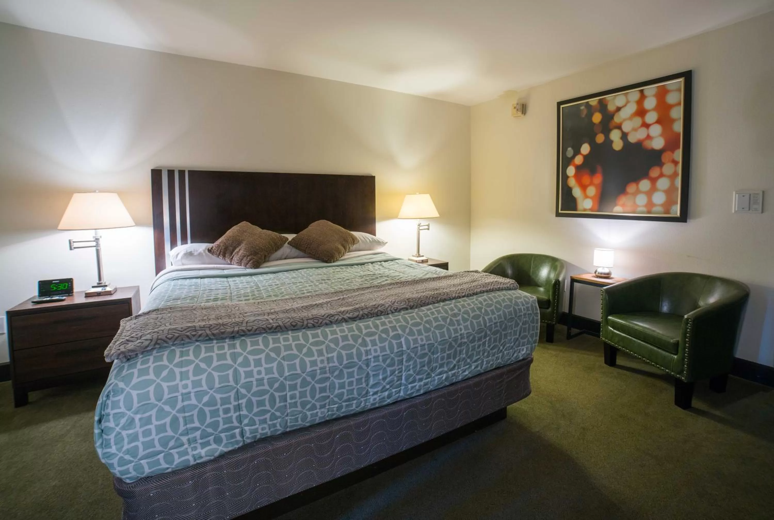 Bedroom, Bed in Lemon Tree Inn