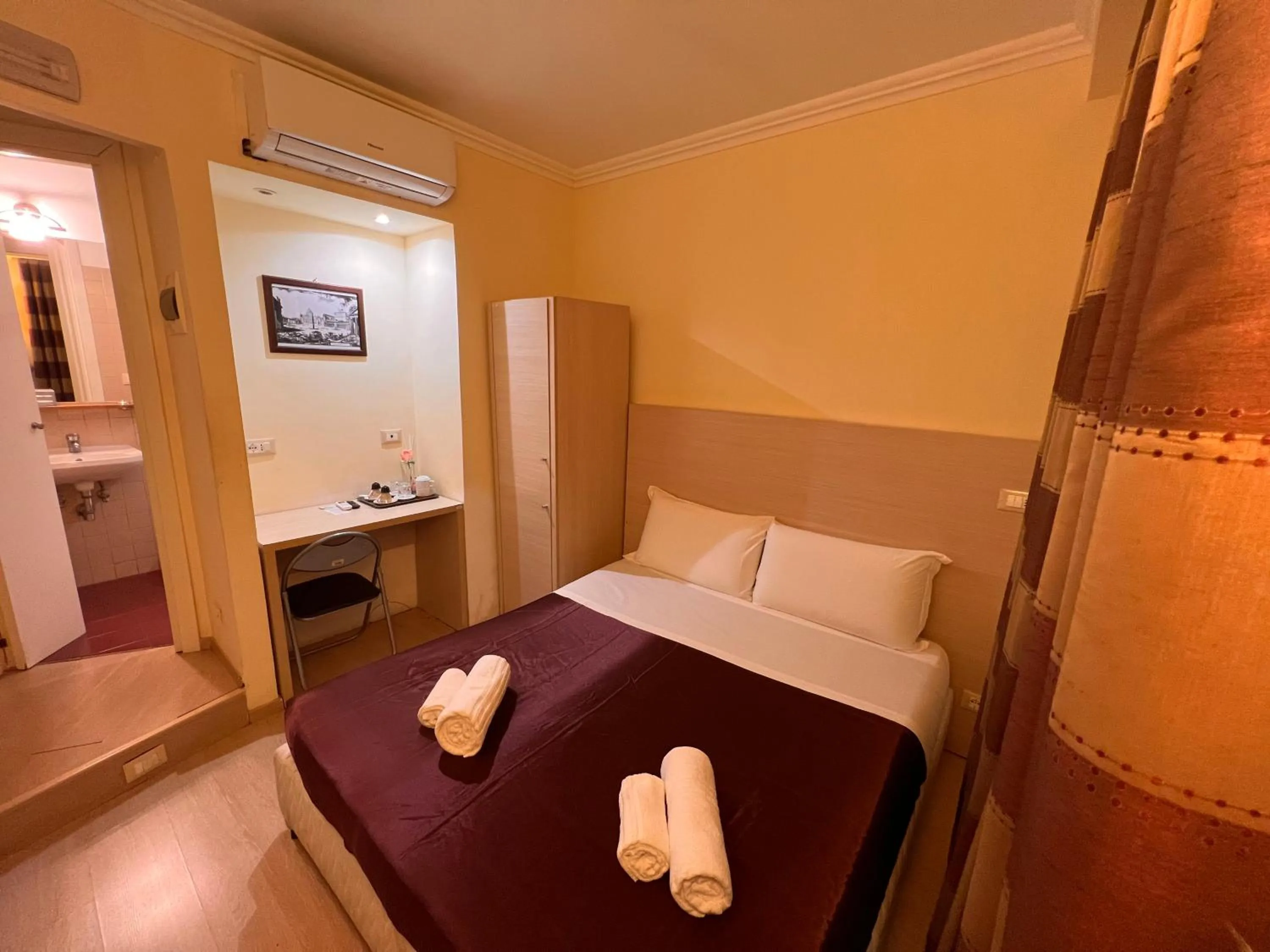 Photo of the whole room, Bed in Booking House Rome