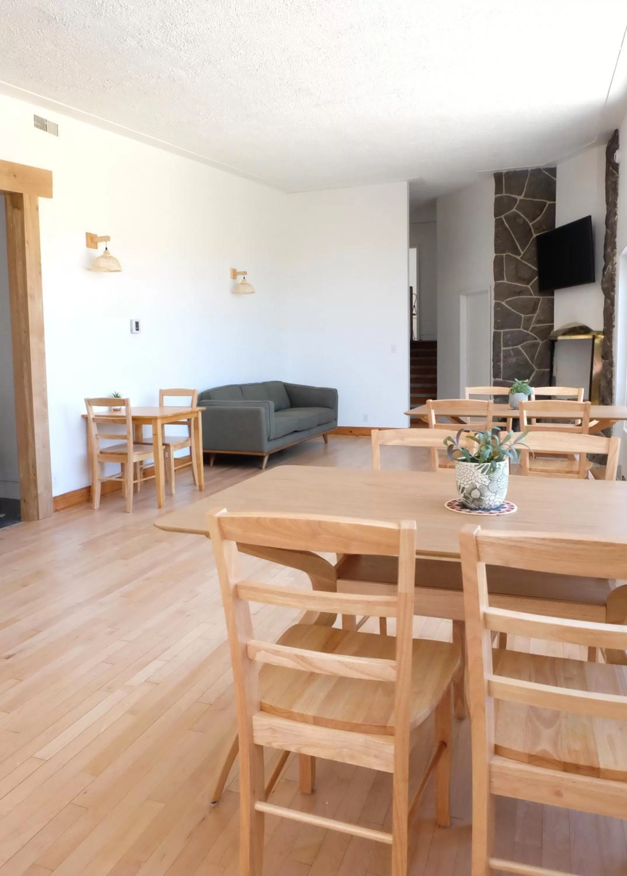 Communal lounge/ TV room, Dining Area in Auberge Mélilot