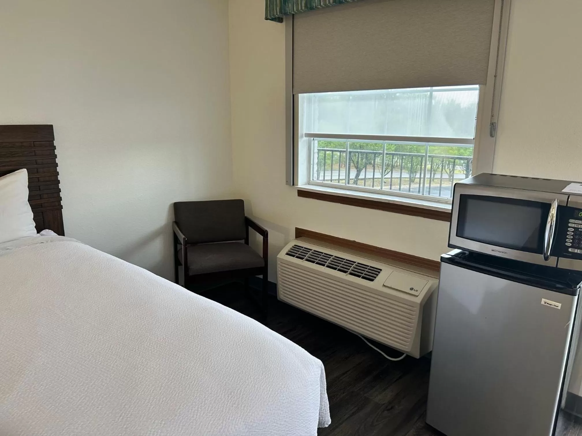 microwave, Bed in Seven Gables Inn