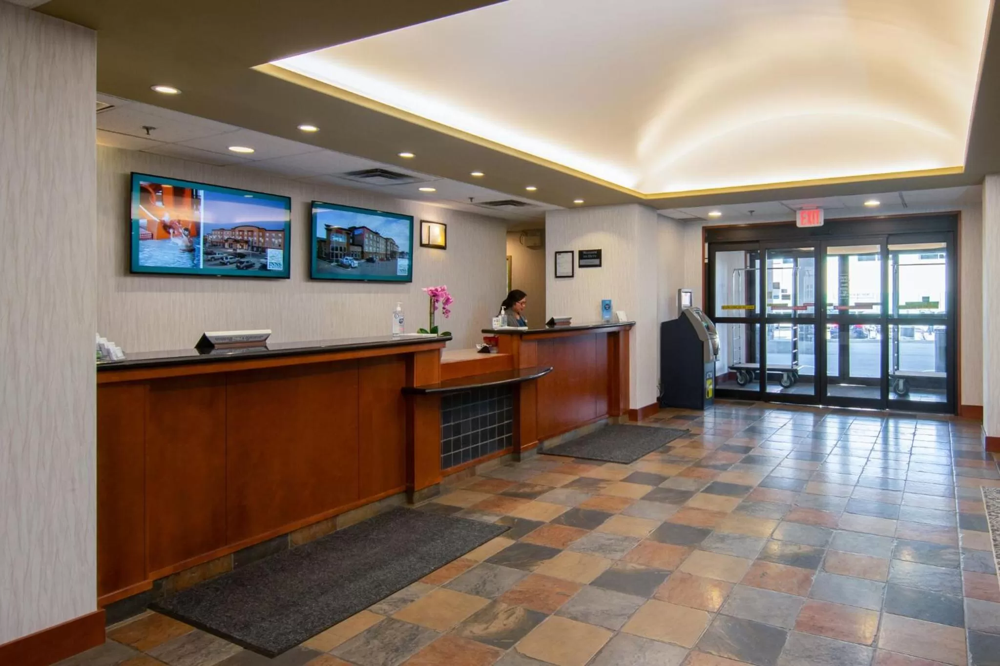Lobby or reception in Service Plus Inns and Suites Calgary