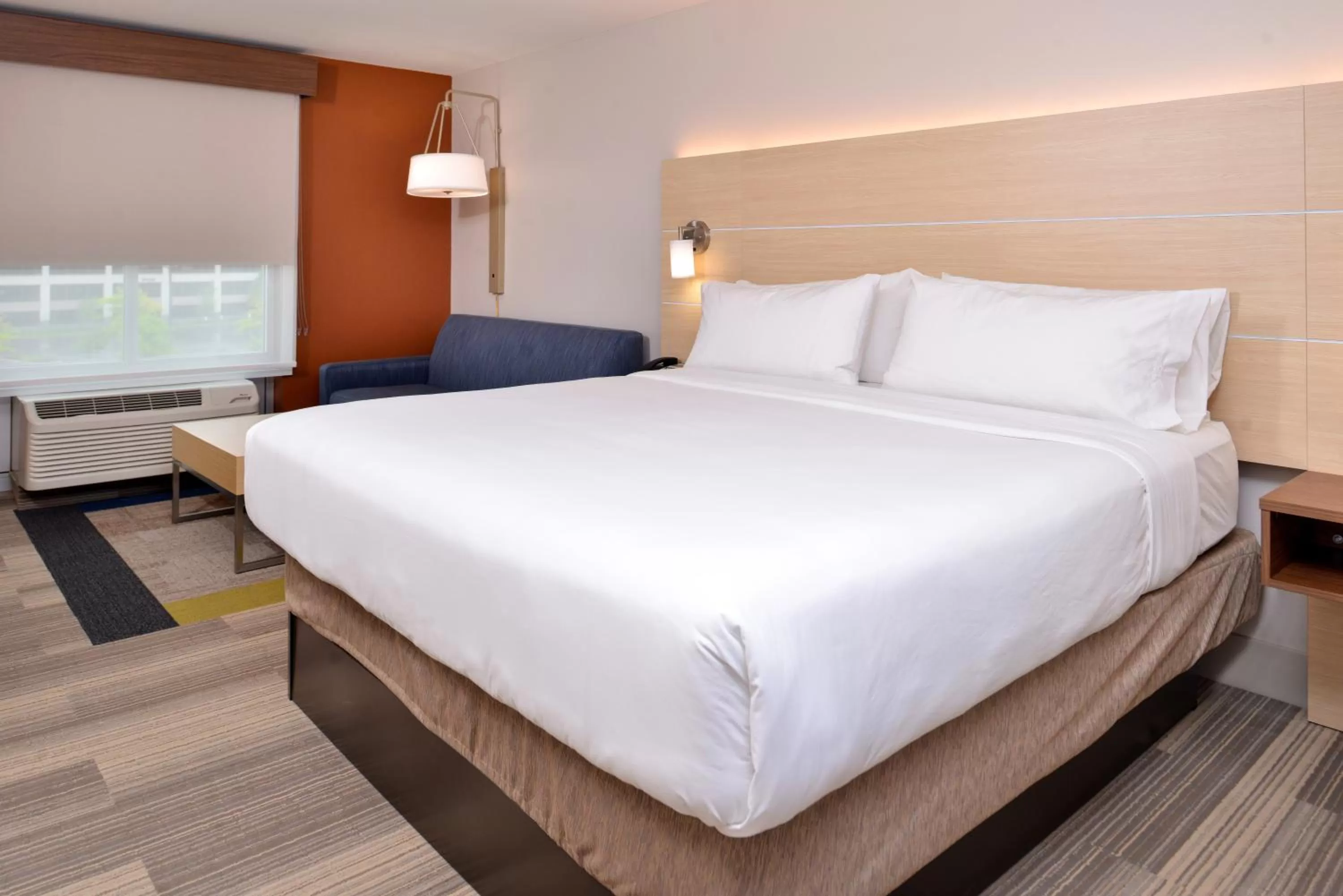 Photo of the whole room, Bed in Holiday Inn Express Hotel & Suites Cincinnati - Mason by IHG