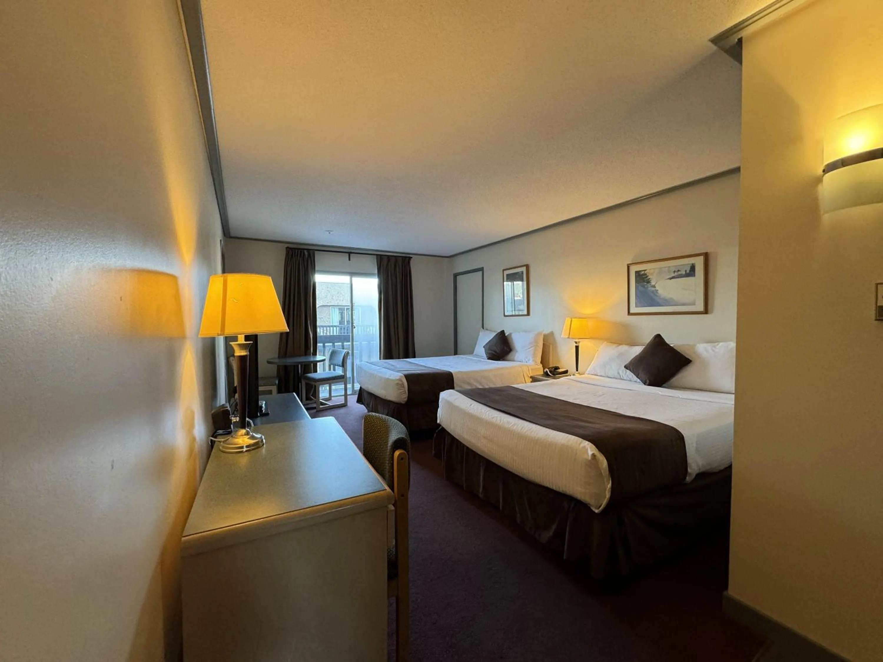 Bed in Divya Sutra Plaza and Conference Centre, Vernon, BC