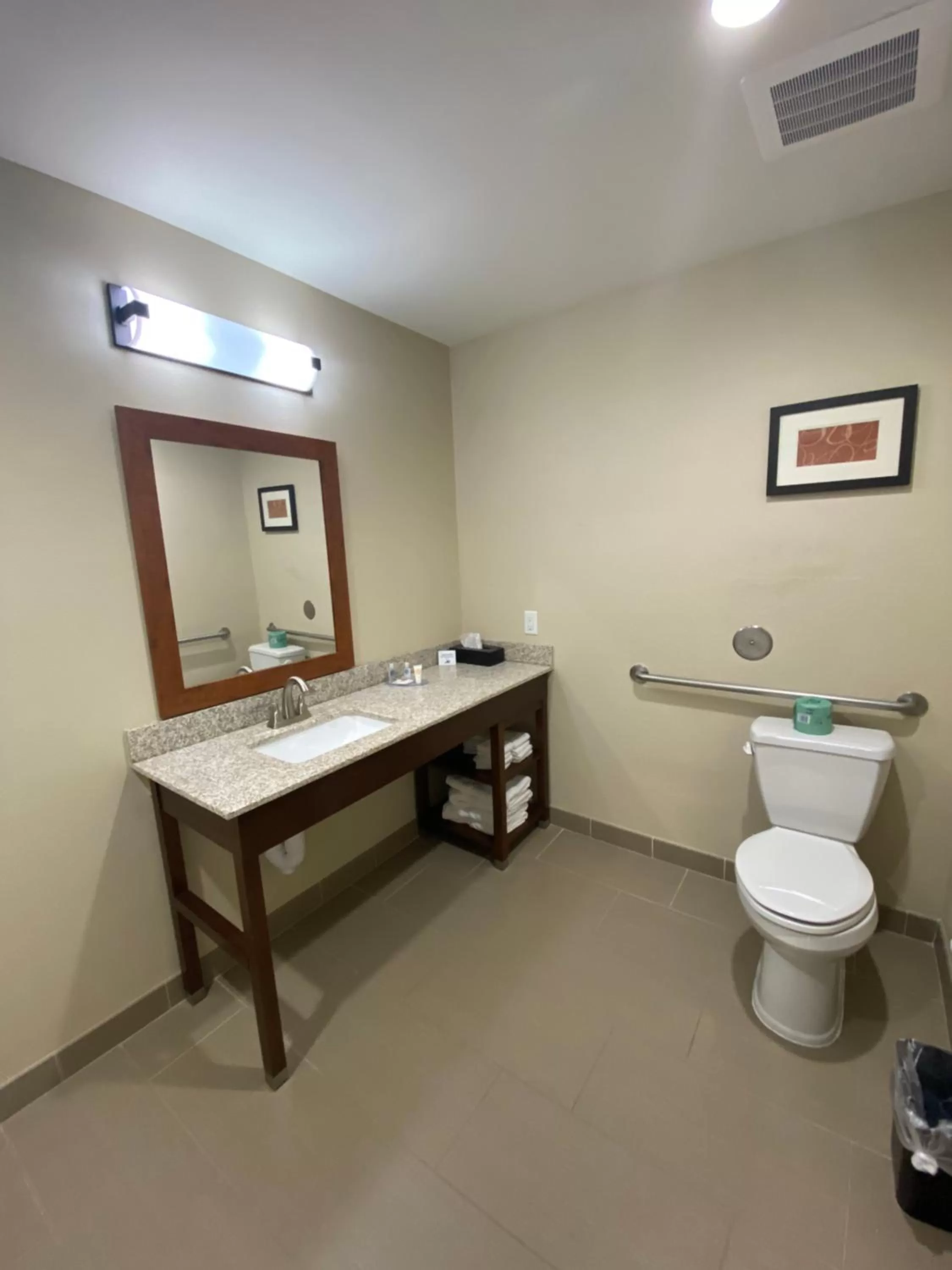 Bathroom in Comfort Suites West Omaha
