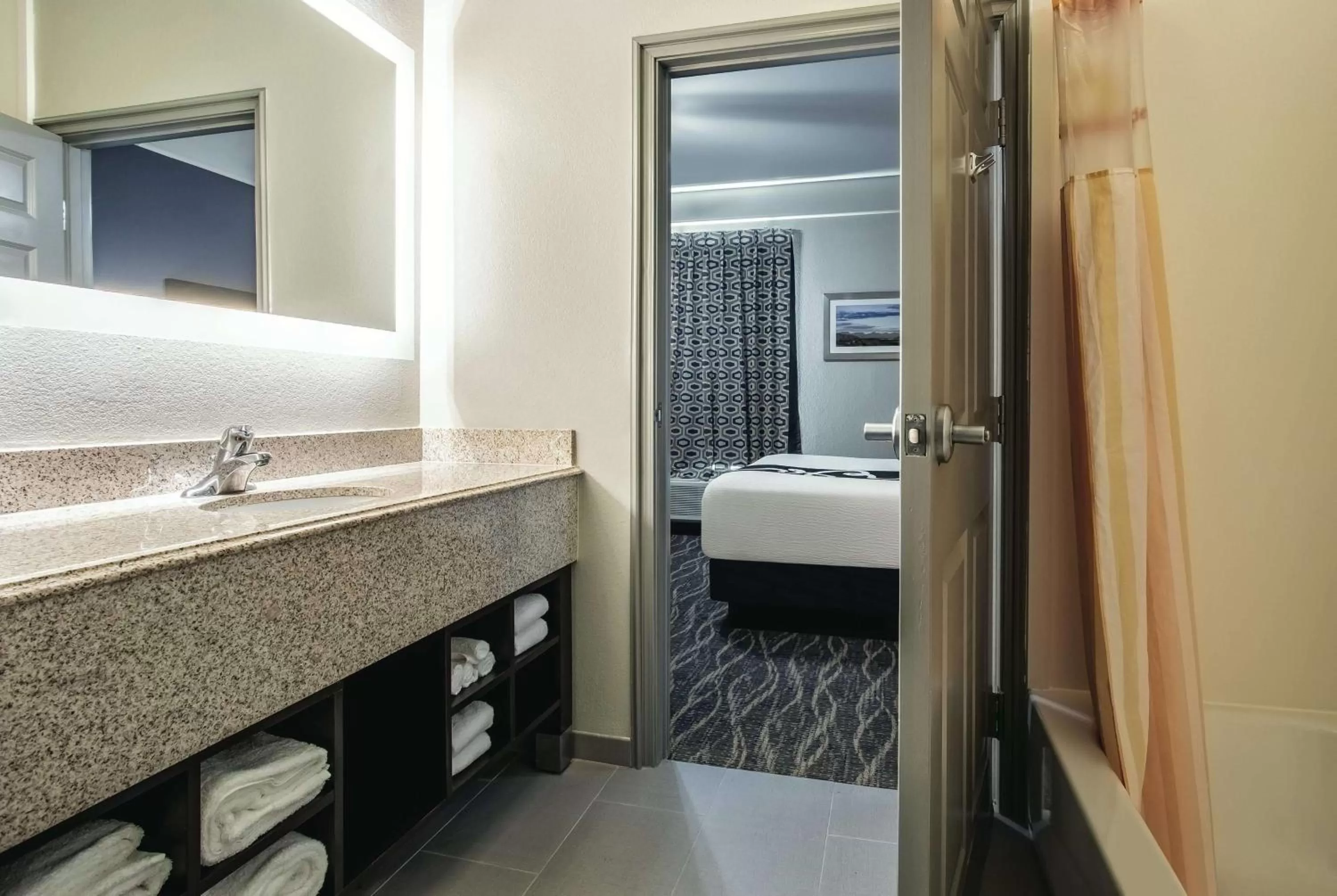 Bathroom, Bed in La Quinta by Wyndham Phoenix I-10 West