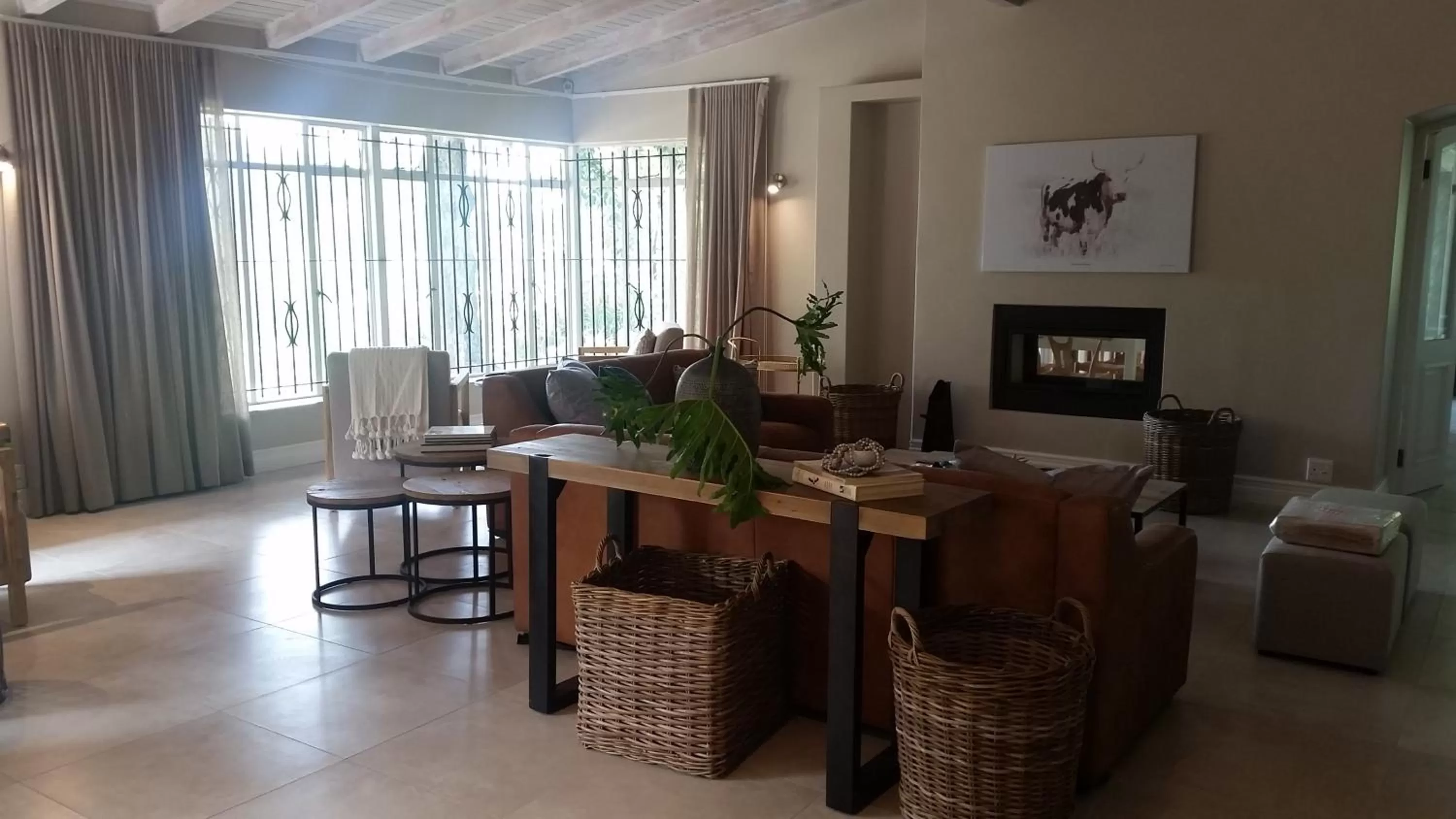 Communal lounge/ TV room in Amberhall Guesthouse