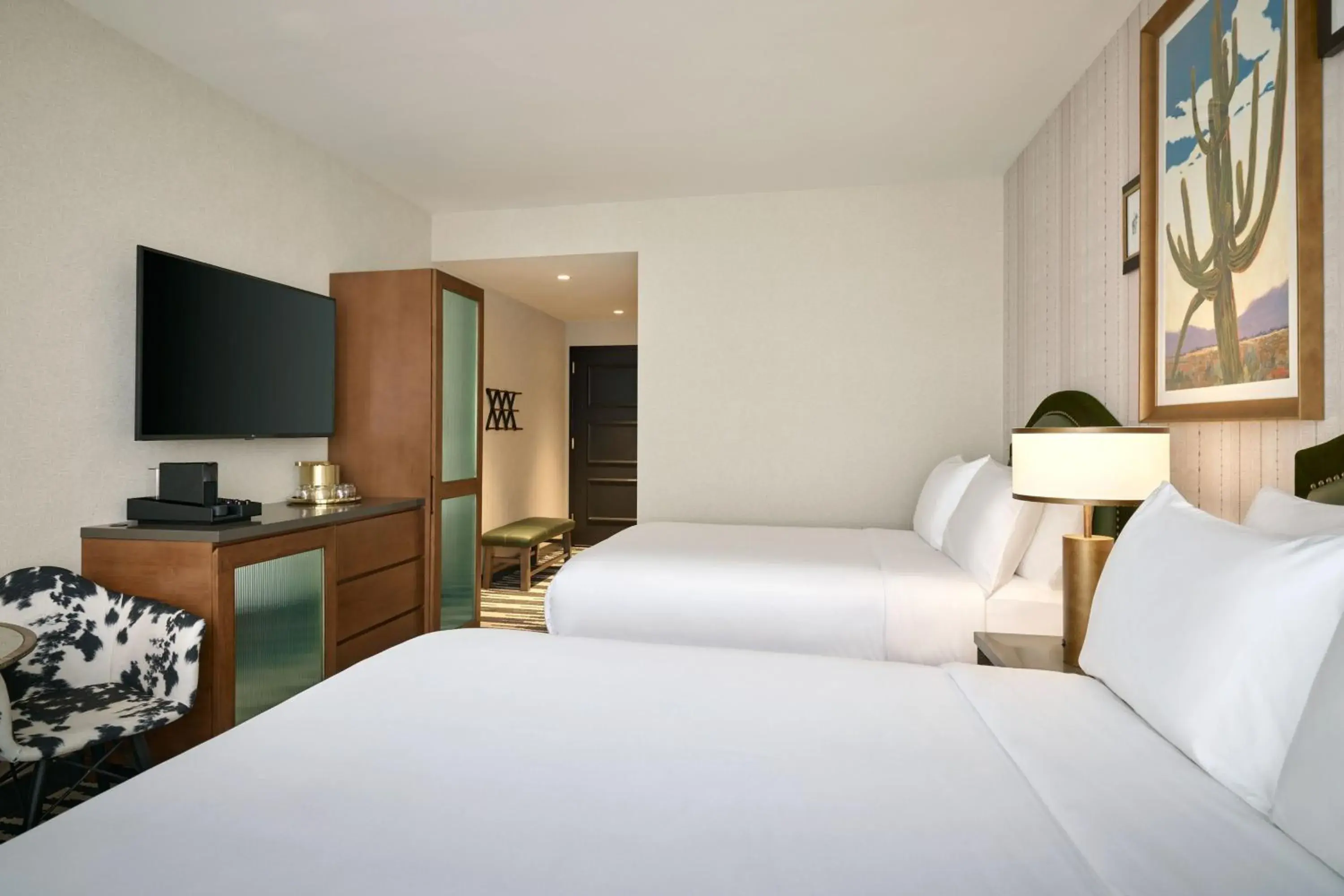 Queen Room - High Floor in The Leo Kent Hotel, Tucson, a Tribute Portfolio Hotel Queen Room - High Floor in The Leo Kent Hotel, Tucson, a Tribute Portfolio Hotel