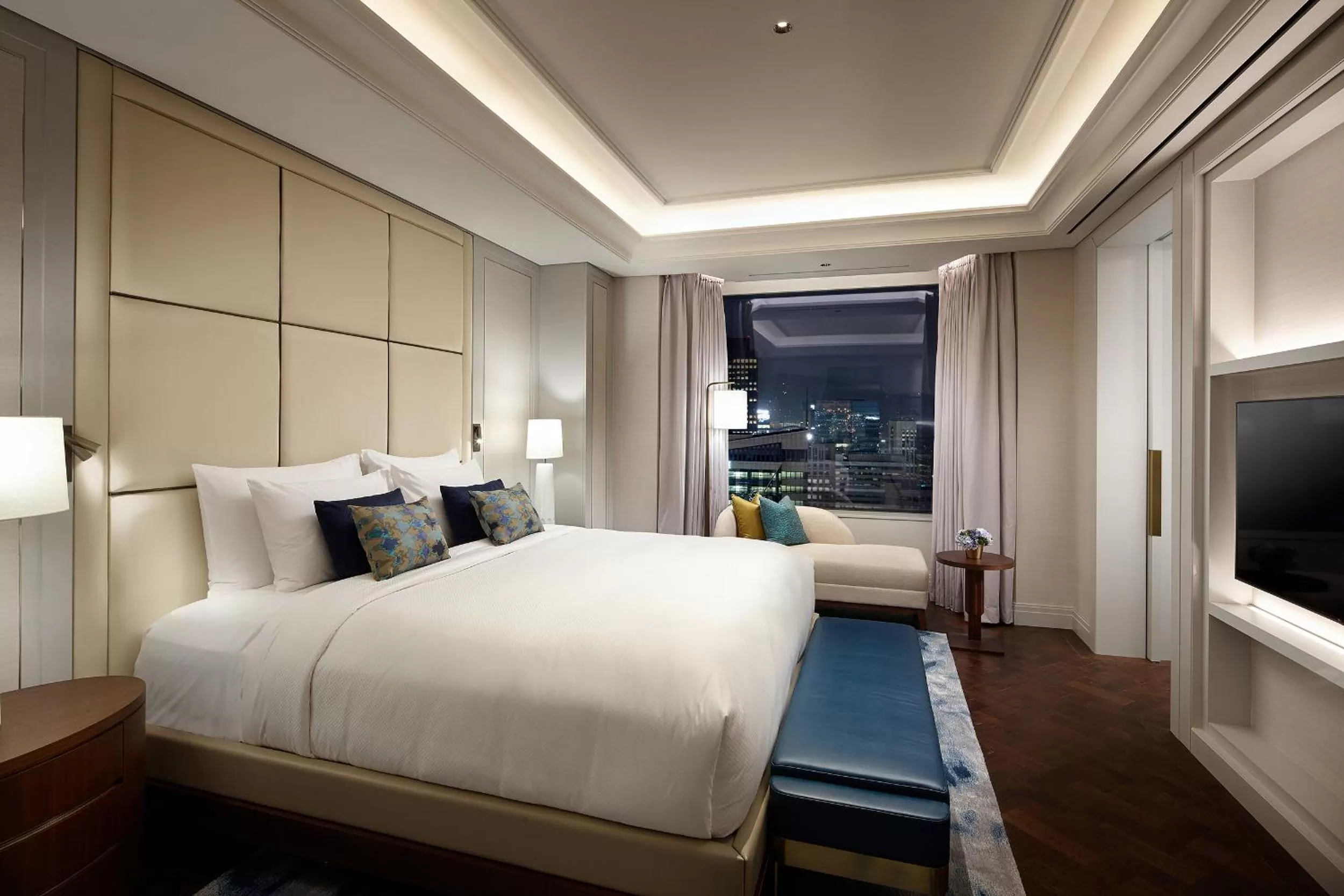 Bed in Lotte Hotel Seoul Executive Tower